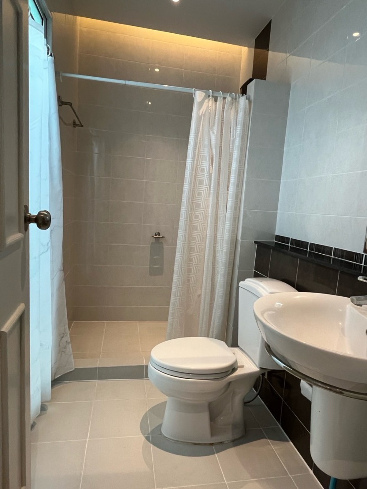 For RentTownhomeLadkrabang, Suwannaphum Airport : RH021826 Townhome for rent, 3 floors, 3 bedrooms, newly renovated at The Metro Rama 9 near ARL Hua Mak.