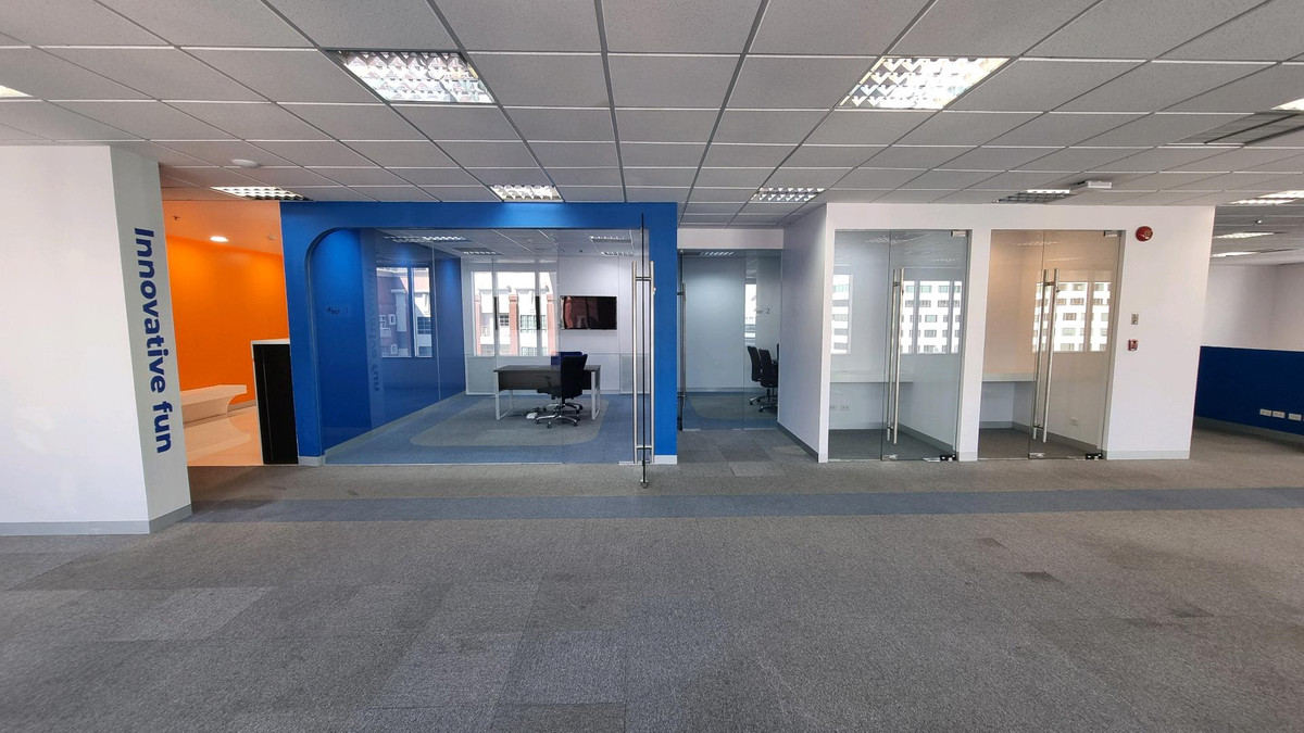 For RentOfficeSukhumvit, Asoke, Thonglor : Office for rent, Asoke location, next to BTS / MRT, 492.64 sq m, decorated.