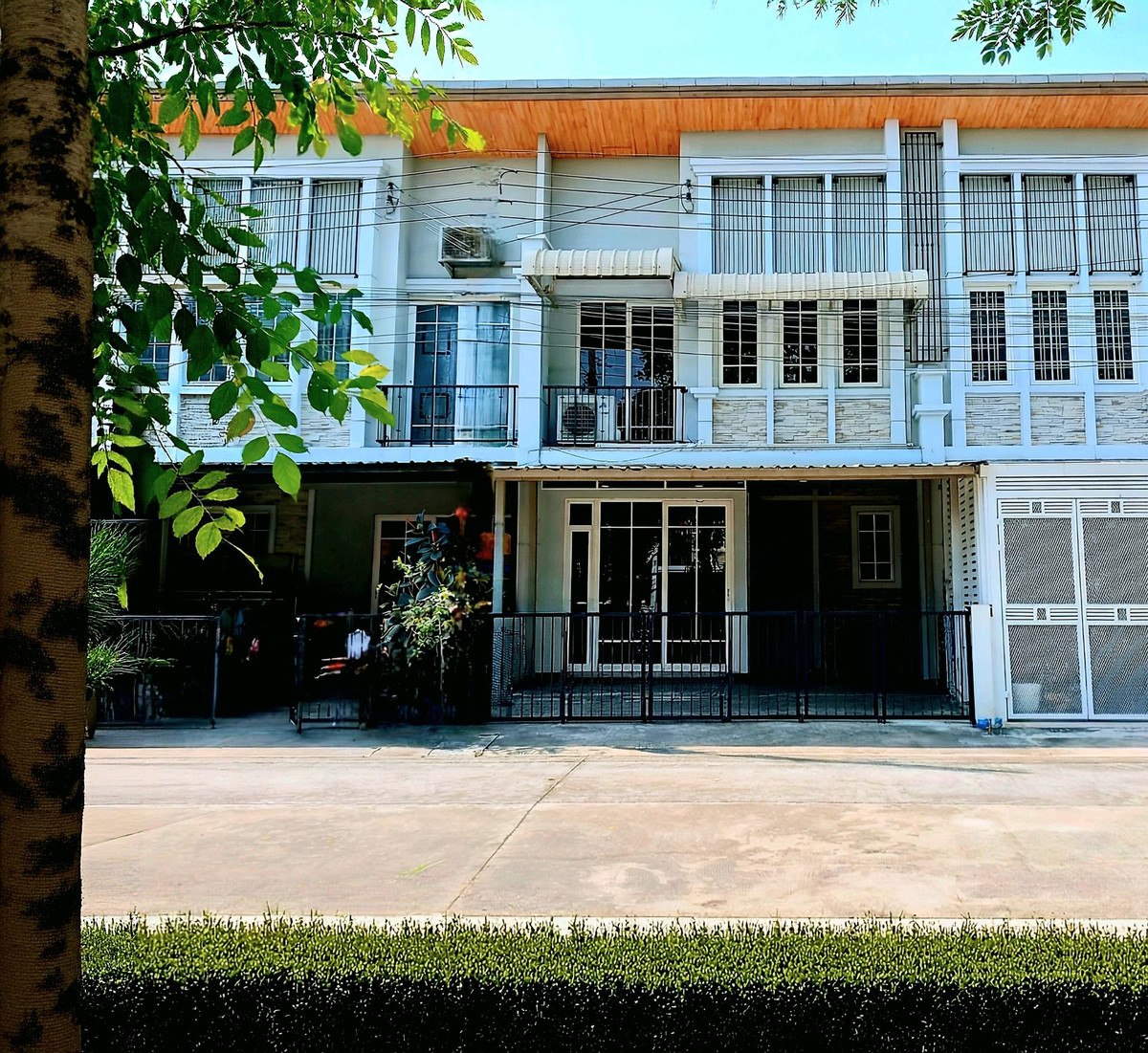 ให้เช่าทาวน์โฮมลาดกระบัง สุวรรณภูมิ : 🚩⭐🍀ให้เช่า / Vายบ้านโกลเด้นทาวน์  2 บางนา - สวนหลวง  Townhomeสวยสไตล์อังกฤษ โซนคลับเฮ้าส์ ริมสวนใหญ่ วิวไม่บล๊อค บ้านไม่บัง สังคมดี✅
