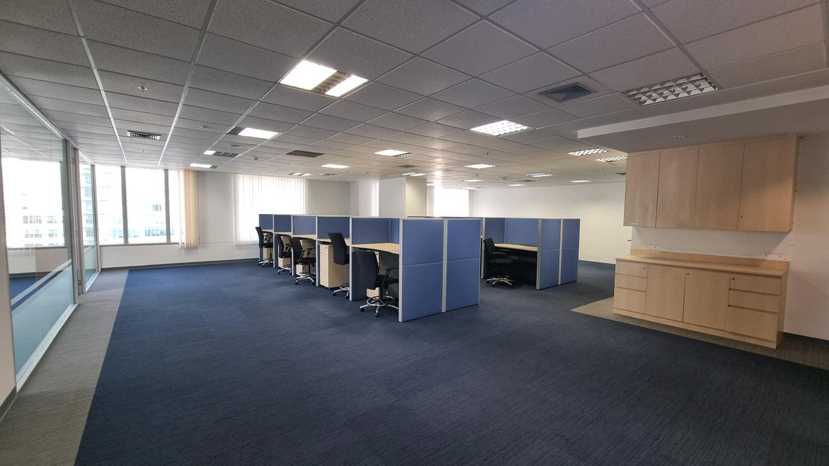 ให้เช่าสำนักงานสุขุมวิท อโศก ทองหล่อ : สำนักงานให้เช่า ทำเลอโศก ติด BTS / MRT 328.61 sqm ตกแต่งแล้ว