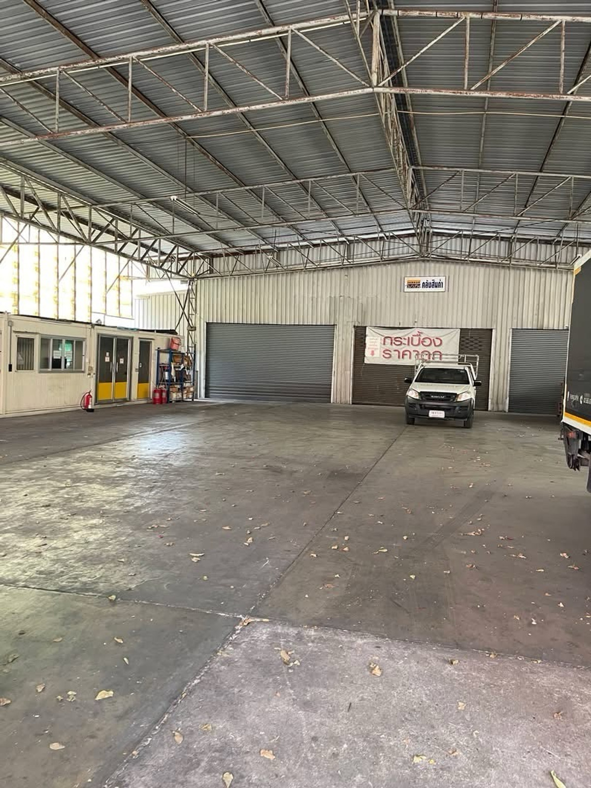 For RentWarehousePattanakan, Srinakarin : 🏗️[For rent] Warehouse size 3,588 Sq.m. 2.5 rai Srinakarin 40 Big cars can enter, close to the BTS & Seacon Square Mall, only 350 meters🚝