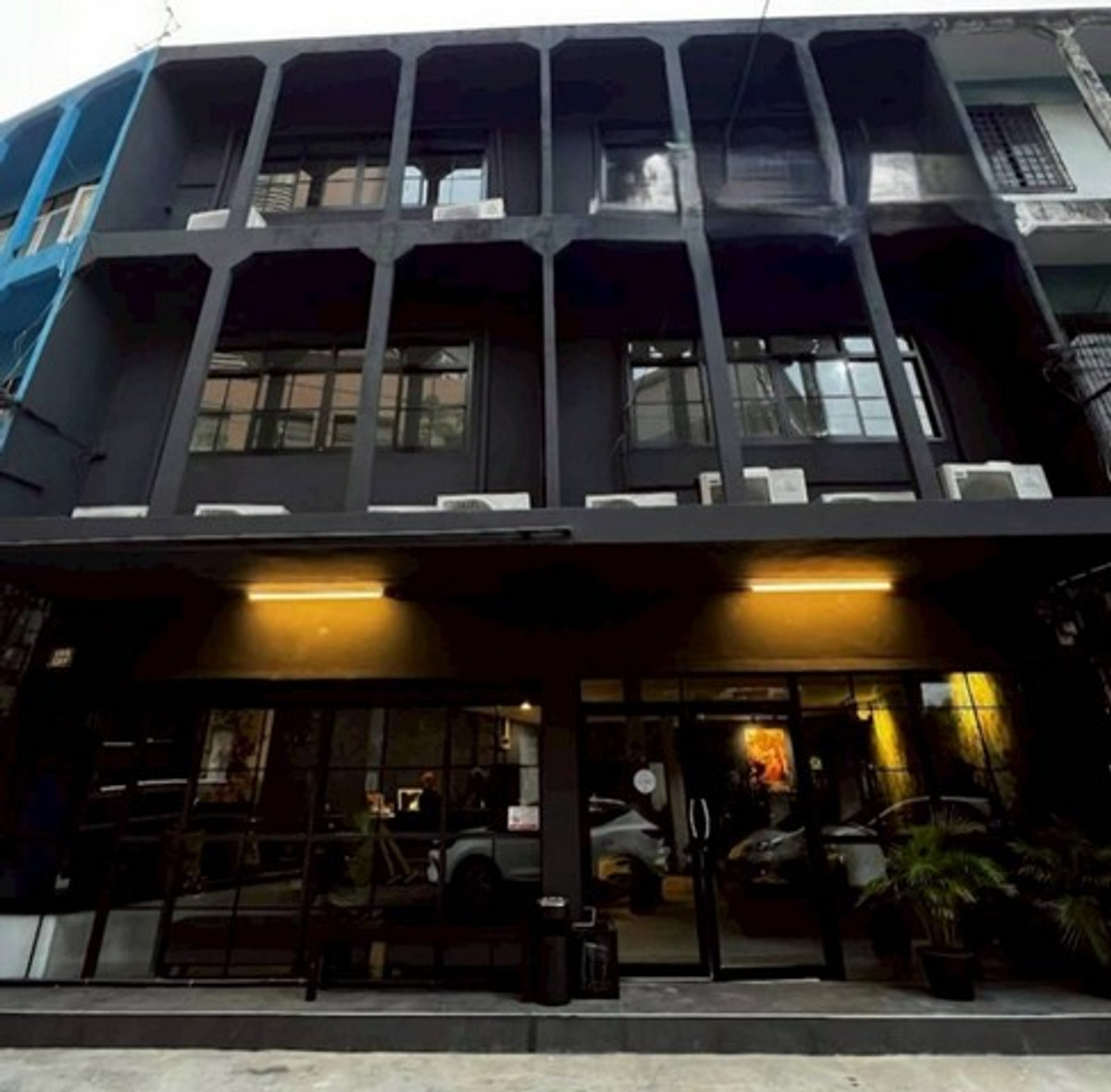 For RentShop HouseLadprao, Central Ladprao : Code C7057 Commercial building for rent, 3 floors, 2 units, near MRT Phahon Yothin, walk to BTS Lat Phrao Intersection. Suitable for many businesses