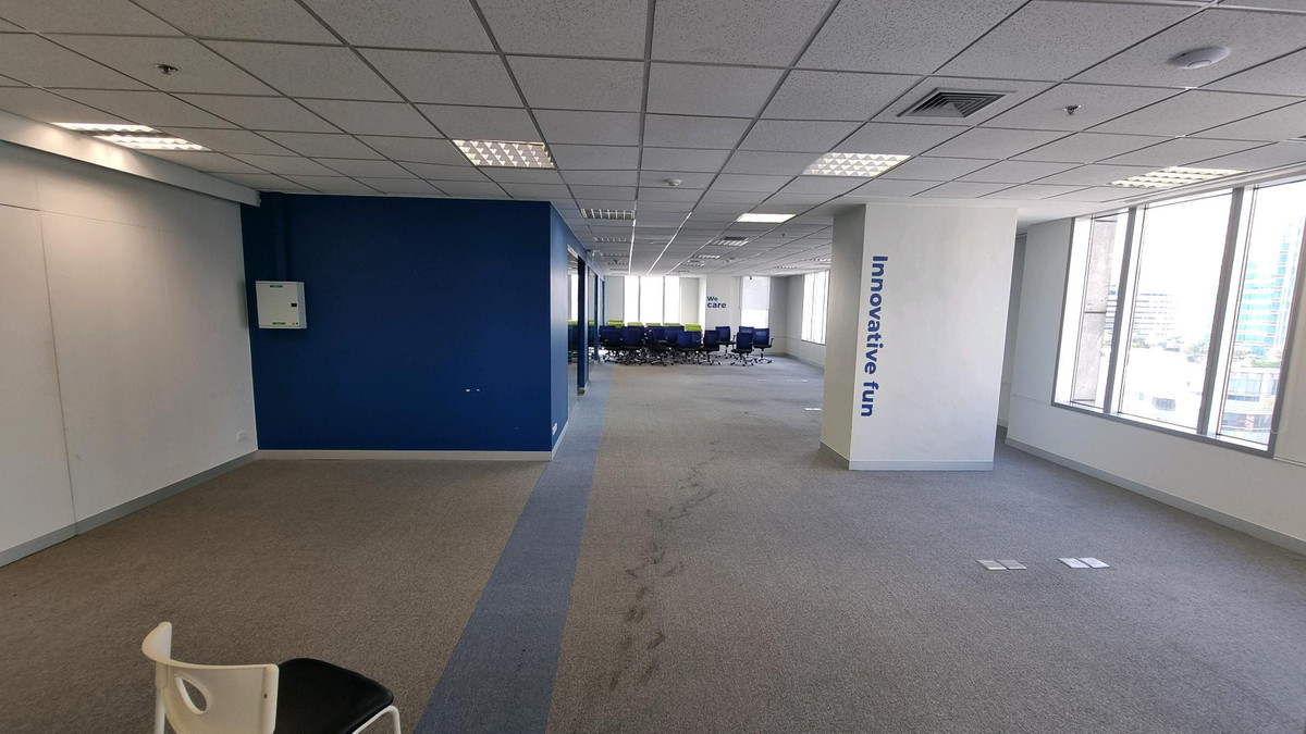 ให้เช่าสำนักงานสุขุมวิท อโศก ทองหล่อ : สำนักงานให้เช่า ทำเลอโศก ติด BTS / MRT 492.64 ตรม ตกแต่งแล้ว