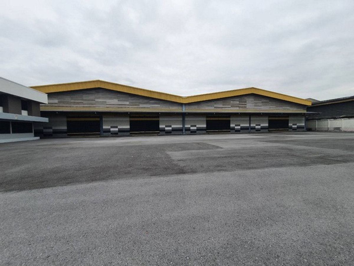 For RentFactorySamut Prakan,Samrong : Code C7055 Warehouse with office for rent. Land area of ​​over 6 rai, purple area, can request Ror.4 certificate, Pu Chao Saming Phrai Road, Samrong Tai, Samut Prakan.