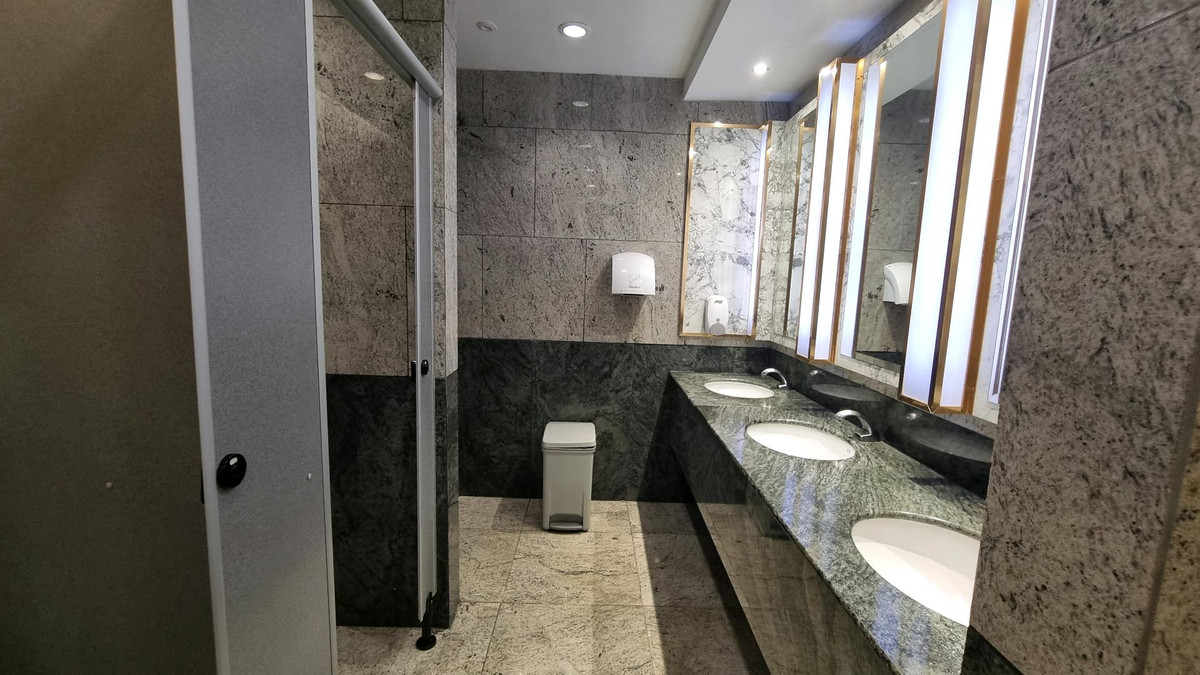 ให้เช่าสำนักงานสุขุมวิท อโศก ทองหล่อ : สำนักงานให้เช่า ทำเลอโศก ติด BTS / MRT 375.96 ตรม