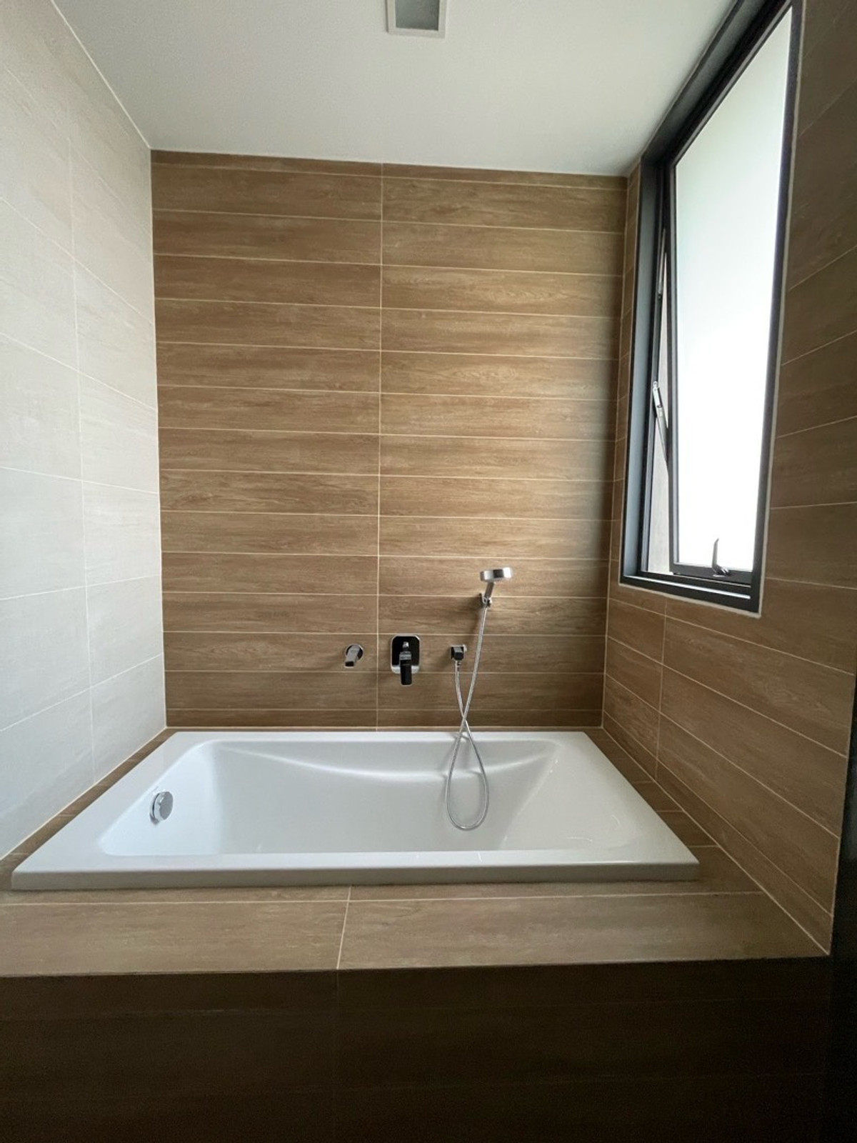 ให้เช่าทาวน์โฮมลาดพร้าว101 แฮปปี้แลนด์ : ให้เช่า – ทาวน์โฮมสุดหรู โครงการ THER LADPRAO 93 (เธอ ลาดพร้าว 93)  วิวสวน บรรยากาศร่มรื่น