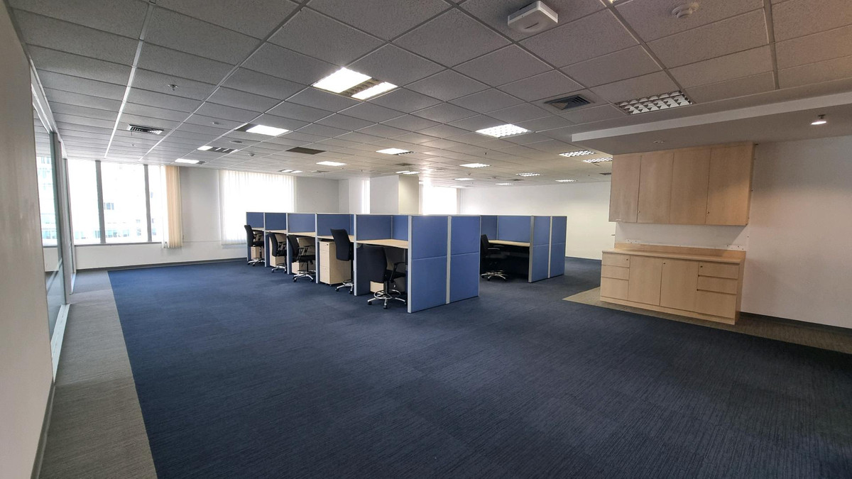 ให้เช่าสำนักงานสุขุมวิท อโศก ทองหล่อ : สำนักงานให้เช่า ทำเลอโศก ติด BTS / MRT 328.61 sqm ตกแต่งแล้ว