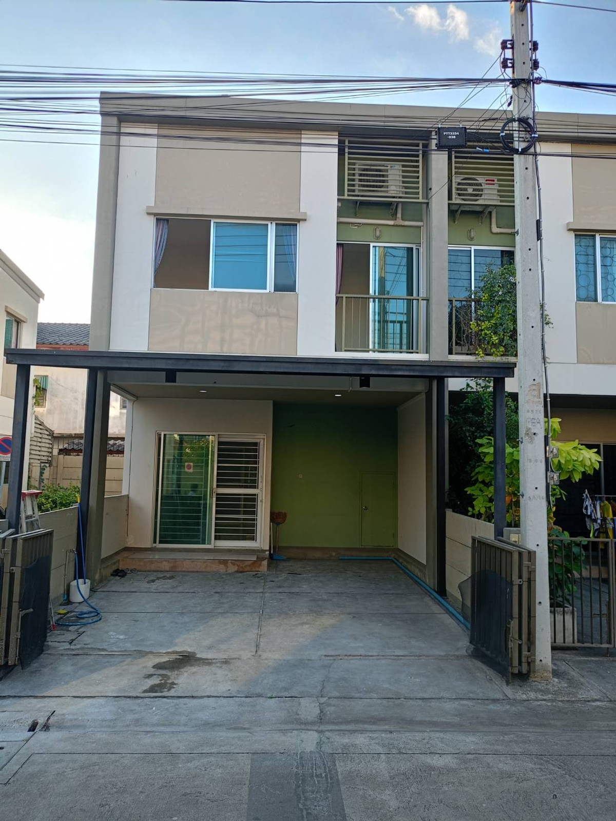 For RentTownhomePathum Thani,Rangsit, Thammasat : Corner townhome for rent Lumpini Townville Rangsit Khlong 2, project beginning, east side, near the main road.