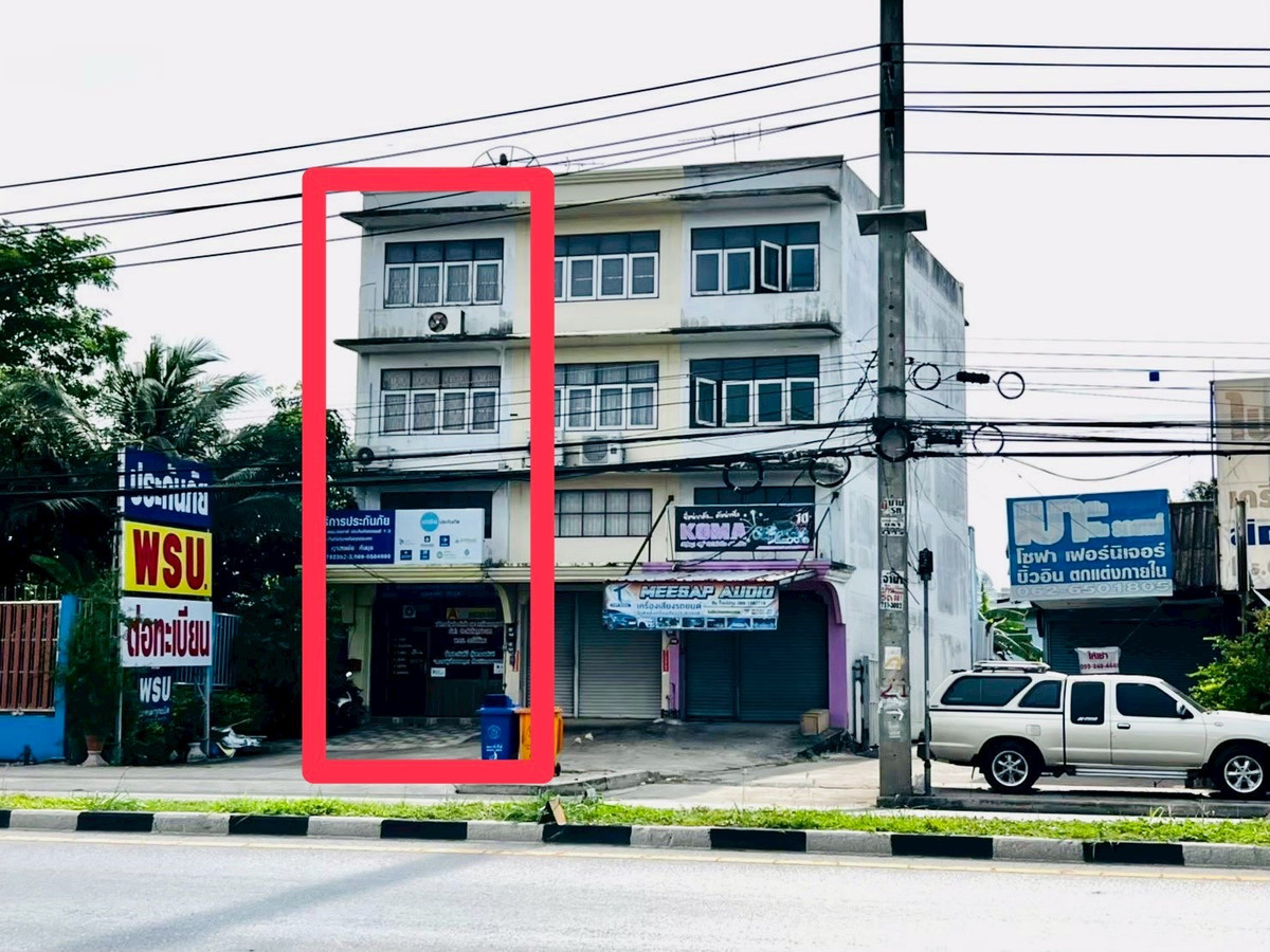 For SaleShop HousePathum Thani,Rangsit, Thammasat : Cheap commercial building for sale, 3.5 floors Location next to Pathum Thani-Sam Khok Road. Pathum Thani City Hall area