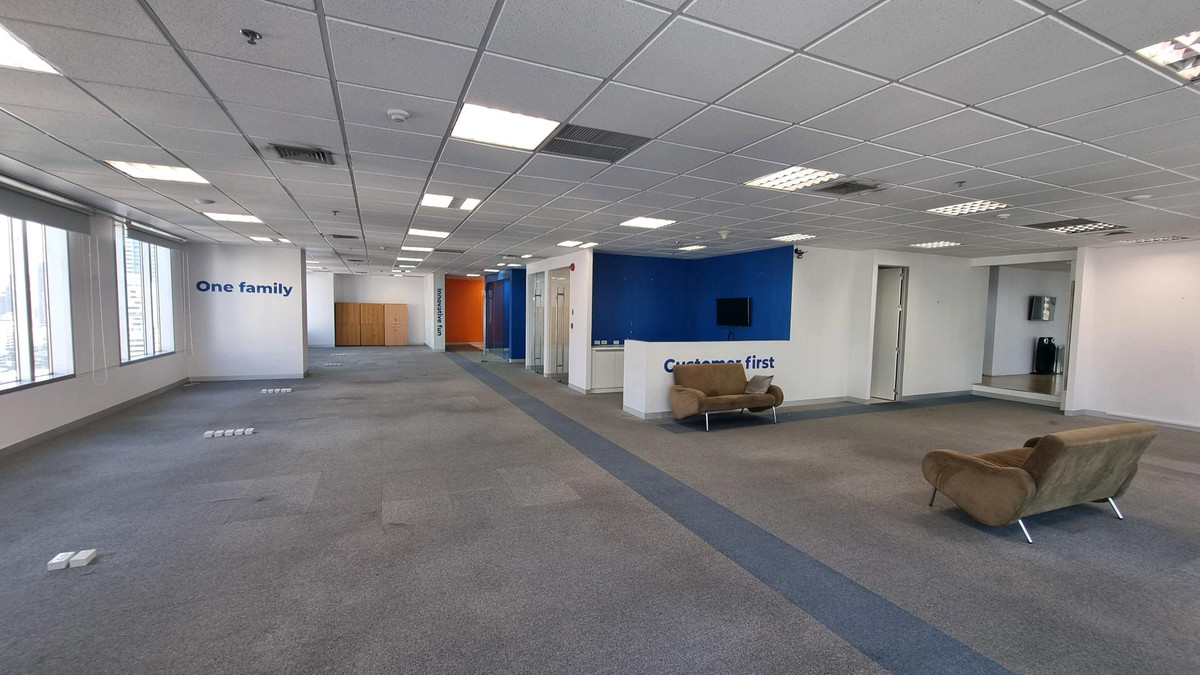 ให้เช่าสำนักงานสุขุมวิท อโศก ทองหล่อ : สำนักงานให้เช่า ทำเลอโศก ติด BTS / MRT 492.64 ตรม ตกแต่งแล้ว