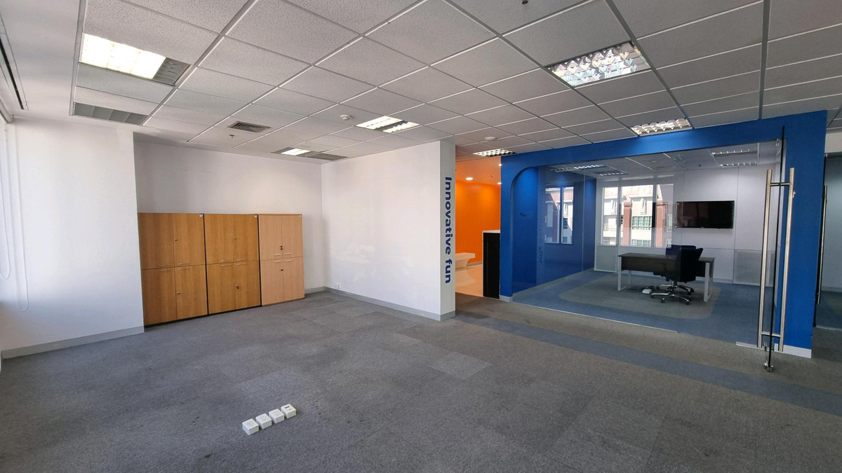 ให้เช่าสำนักงานสุขุมวิท อโศก ทองหล่อ : สำนักงานให้เช่า ทำเลอโศก ติด BTS / MRT 492.64 ตรม ตกแต่งแล้ว