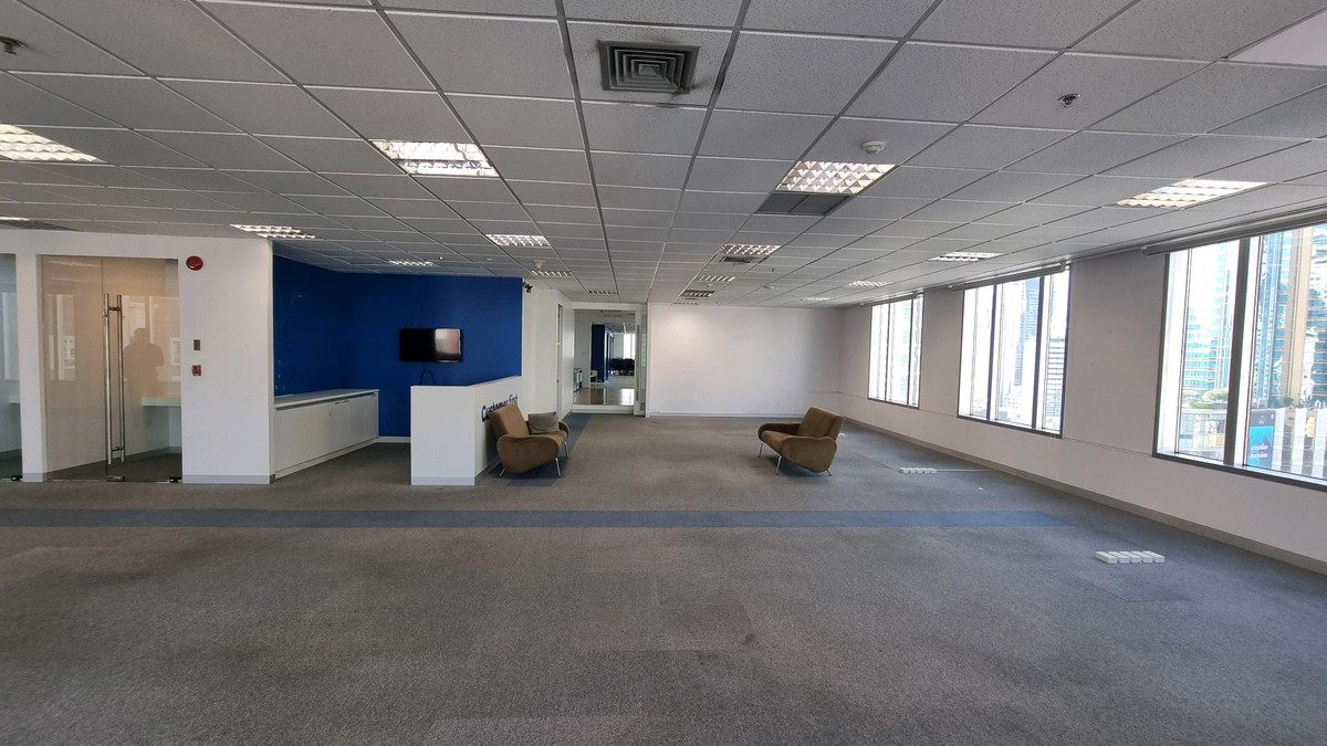 ให้เช่าสำนักงานสุขุมวิท อโศก ทองหล่อ : สำนักงานให้เช่า ทำเลอโศก ติด BTS / MRT 492.64 ตรม ตกแต่งแล้ว