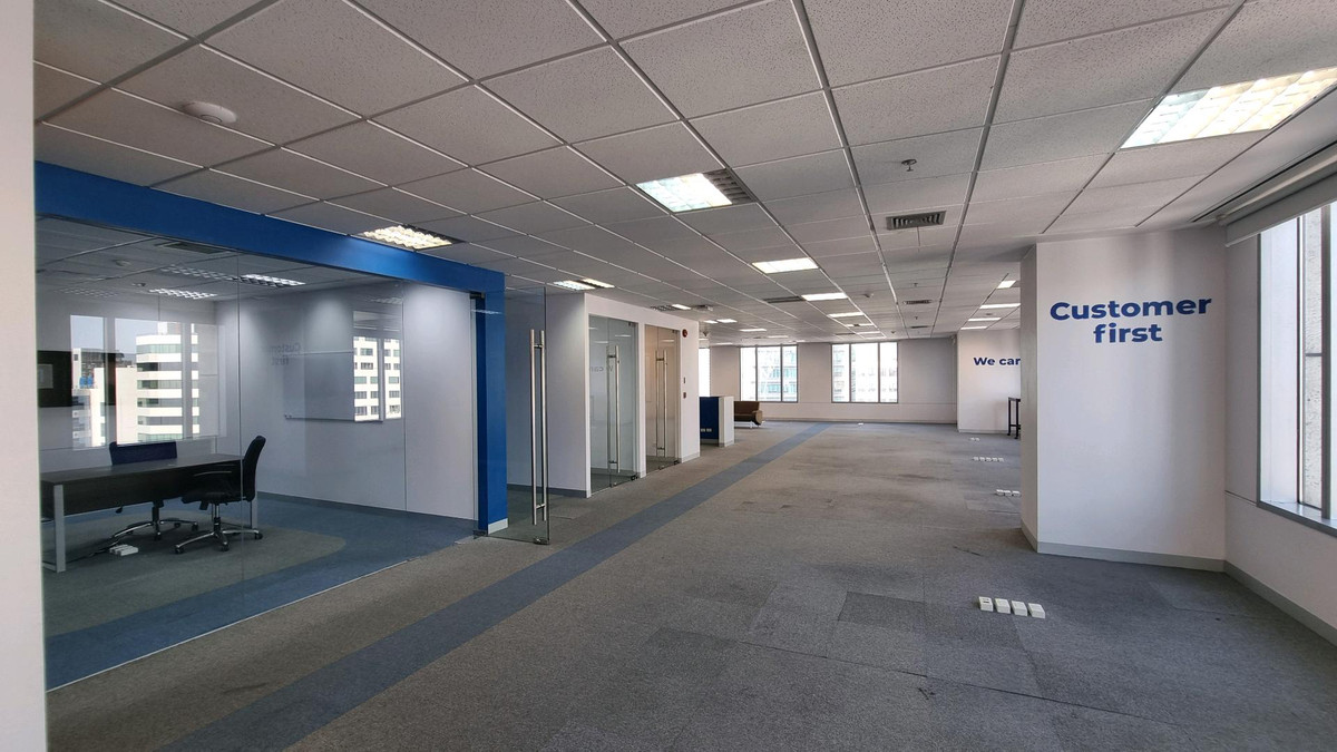 ให้เช่าสำนักงานสุขุมวิท อโศก ทองหล่อ : สำนักงานให้เช่า ทำเลอโศก ติด BTS / MRT 492.64 ตรม ตกแต่งแล้ว