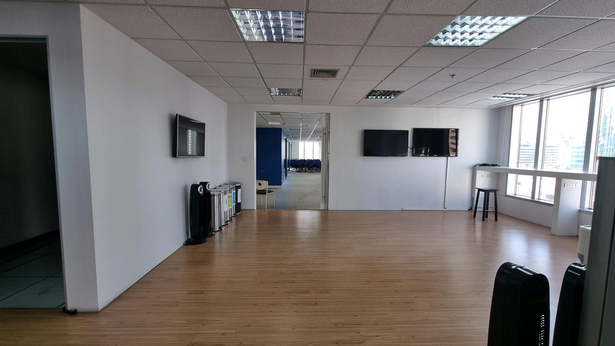 ให้เช่าสำนักงานสุขุมวิท อโศก ทองหล่อ : สำนักงานให้เช่า ทำเลอโศก ติด BTS / MRT 492.64 ตรม ตกแต่งแล้ว