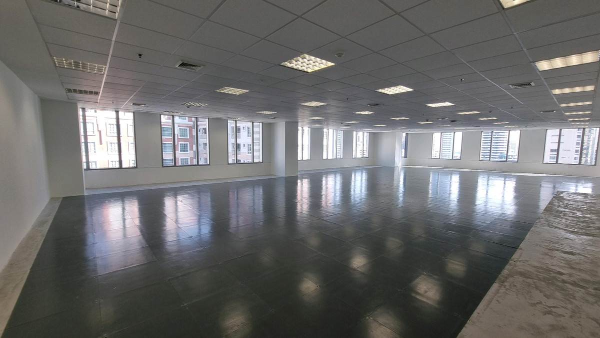 ให้เช่าสำนักงานสุขุมวิท อโศก ทองหล่อ : สำนักงานให้เช่า ทำเลอโศก ติด BTS / MRT 1,280.39 ตรม.