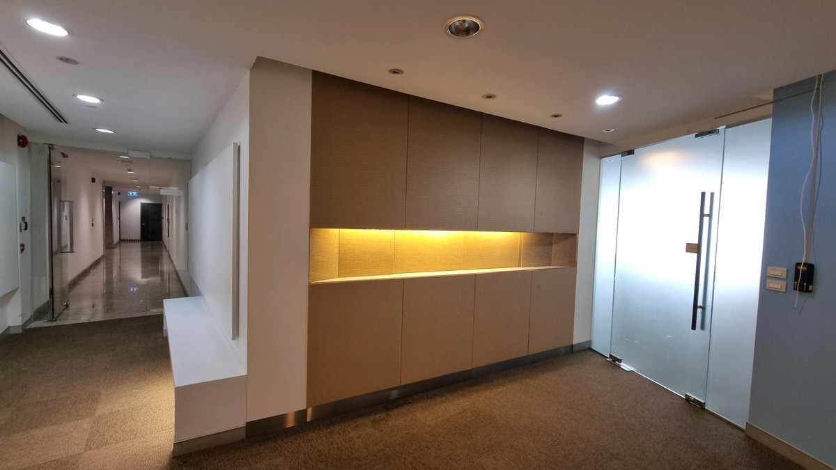 ให้เช่าสำนักงานสุขุมวิท อโศก ทองหล่อ : สำนักงานให้เช่า ทำเลอโศก ติด BTS / MRT 375.96 ตรม