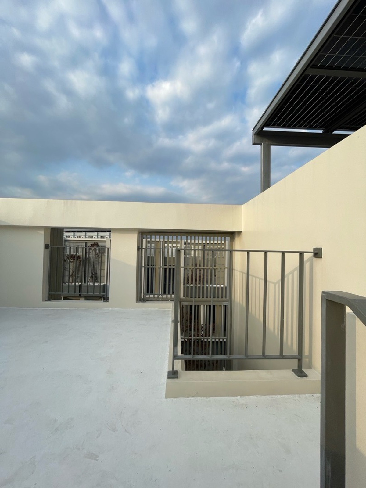 ให้เช่าทาวน์โฮมลาดพร้าว101 แฮปปี้แลนด์ : ให้เช่า – ทาวน์โฮมสุดหรู โครงการ THER LADPRAO 93 (เธอ ลาดพร้าว 93)  วิวสวน บรรยากาศร่มรื่น