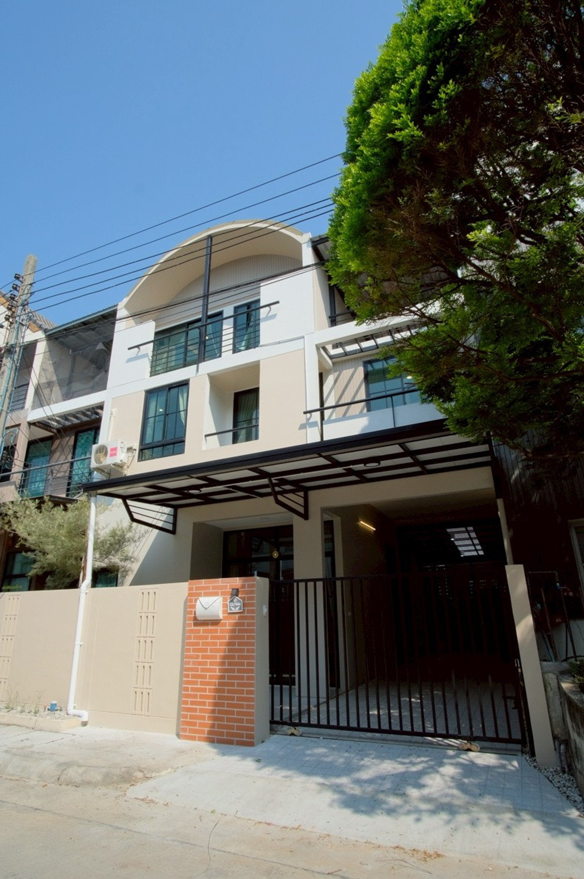 ขายทาวน์โฮมแจ้งวัฒนะ เมืองทอง : ทาวน์โฮม 3 ชั้นรีโนเวทใหม่ ใจกลางเมืองทองธานี ใกล้ทัั้งทางด่วน รถไฟฟ้าสายสีชมพู และห้างร้านของกินเด็ดๆเพียบ