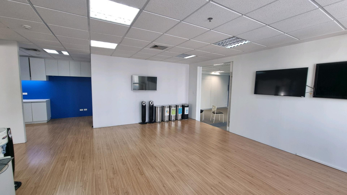 ให้เช่าสำนักงานสุขุมวิท อโศก ทองหล่อ : สำนักงานให้เช่า ทำเลอโศก ติด BTS / MRT 492.64 ตรม ตกแต่งแล้ว