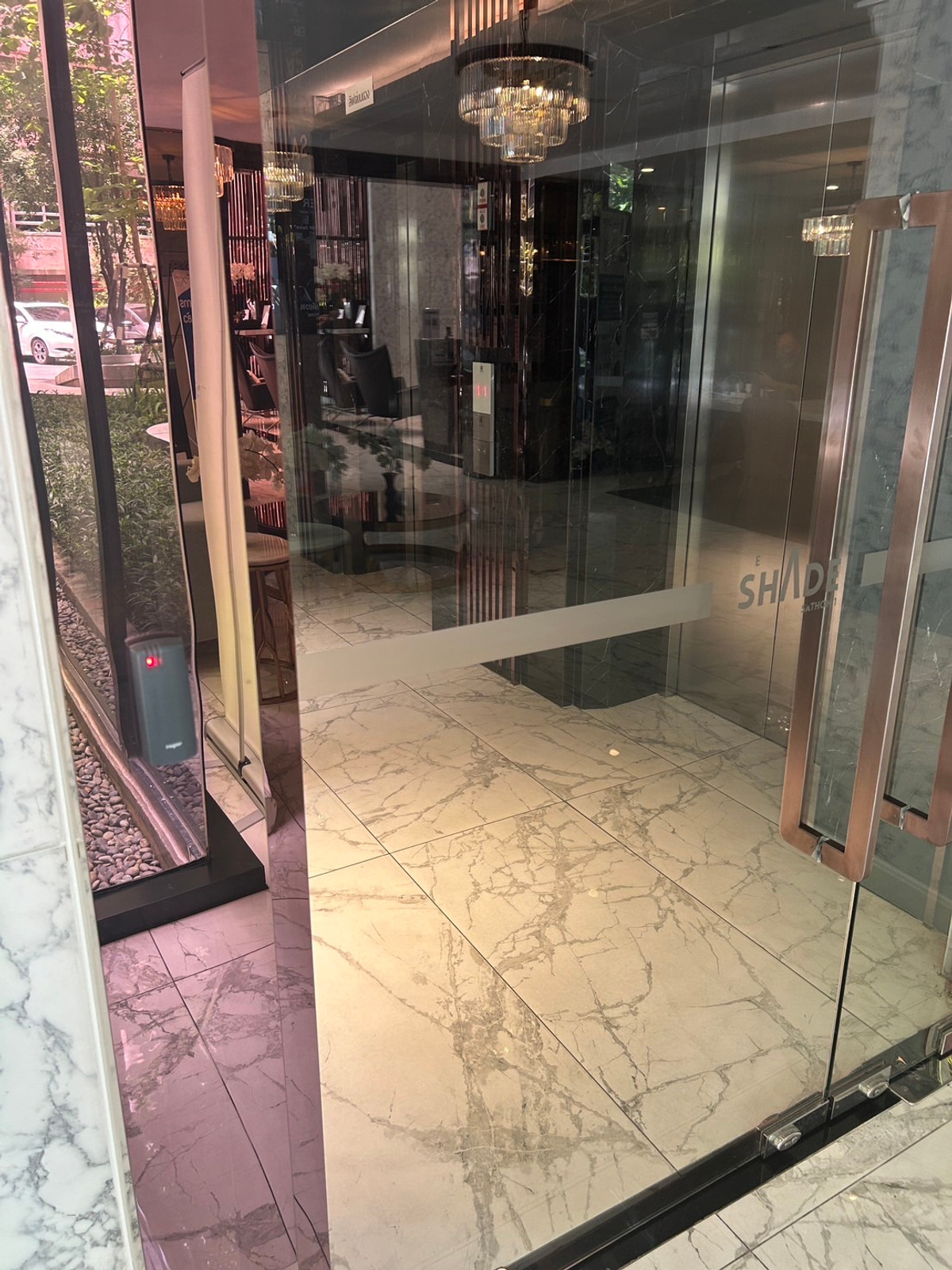 For SaleCondoSathorn, Narathiwat : Condo The Shade Sathon 1, corner room, full central garden. There is a shuttle from the project to the MRT, fully furnished.