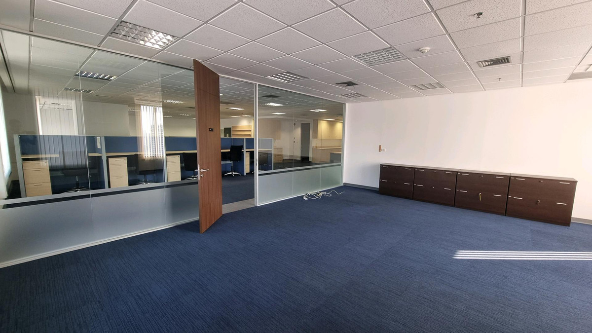 ให้เช่าสำนักงานสุขุมวิท อโศก ทองหล่อ : สำนักงานให้เช่า ทำเลอโศก ติด BTS / MRT 328.61 sqm ตกแต่งแล้ว