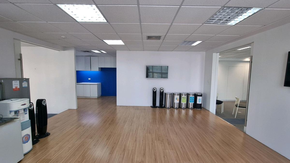 ให้เช่าสำนักงานสุขุมวิท อโศก ทองหล่อ : สำนักงานให้เช่า ทำเลอโศก ติด BTS / MRT 492.64 ตรม ตกแต่งแล้ว