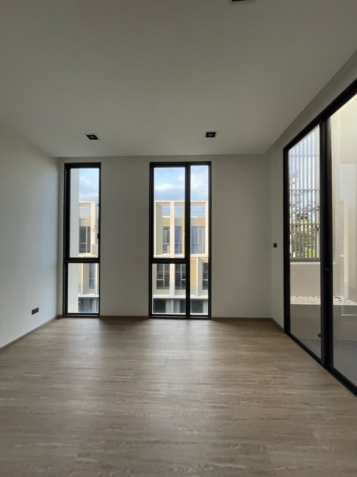 ให้เช่าทาวน์โฮมลาดพร้าว101 แฮปปี้แลนด์ : ให้เช่า – ทาวน์โฮมสุดหรู โครงการ THER LADPRAO 93 (เธอ ลาดพร้าว 93)  วิวสวน บรรยากาศร่มรื่น