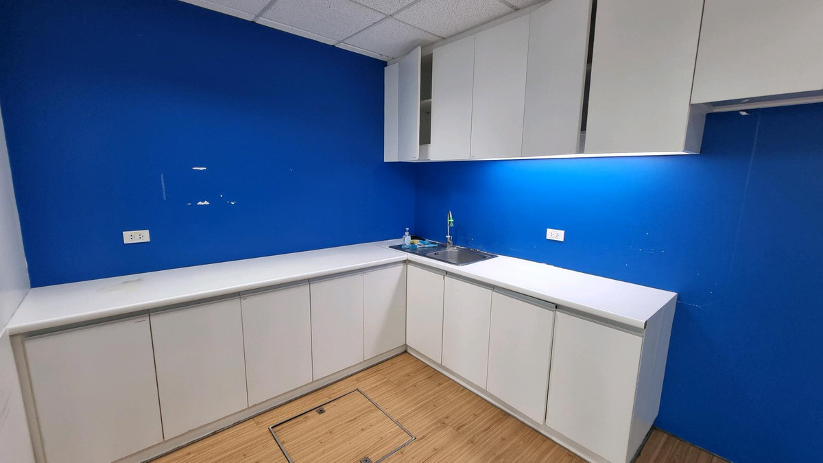 ให้เช่าสำนักงานสุขุมวิท อโศก ทองหล่อ : สำนักงานให้เช่า ทำเลอโศก ติด BTS / MRT 492.64 ตรม ตกแต่งแล้ว