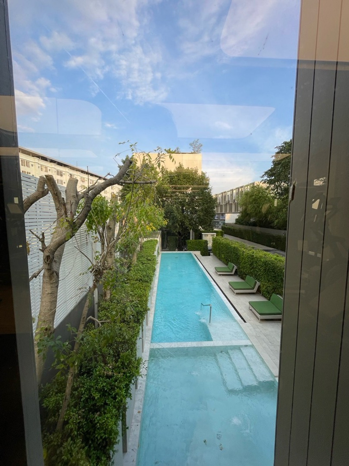 ให้เช่าทาวน์โฮมลาดพร้าว101 แฮปปี้แลนด์ : ให้เช่า – ทาวน์โฮมสุดหรู โครงการ THER LADPRAO 93 (เธอ ลาดพร้าว 93)  วิวสวน บรรยากาศร่มรื่น