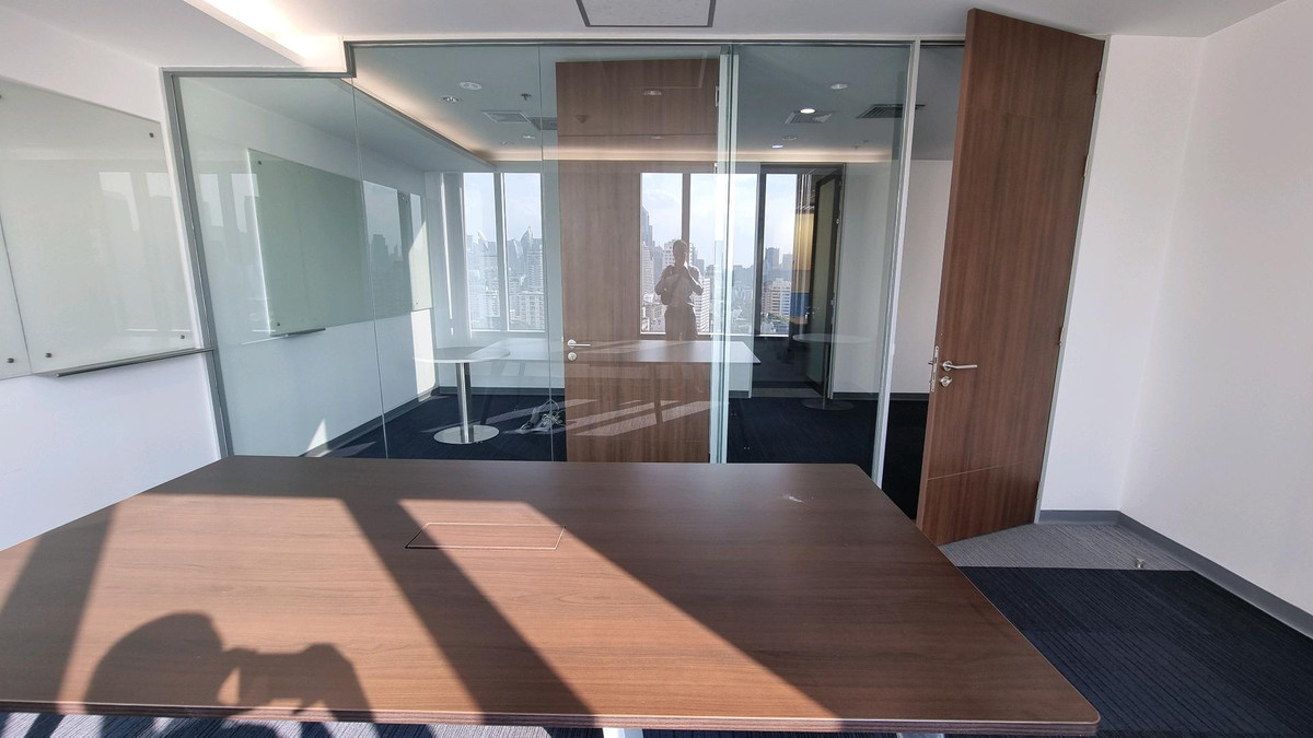 ให้เช่าสำนักงานสุขุมวิท อโศก ทองหล่อ : สำนักงานให้เช่า ทำเลอโศก ติด BTS / MRT 328.61 sqm ตกแต่งแล้ว