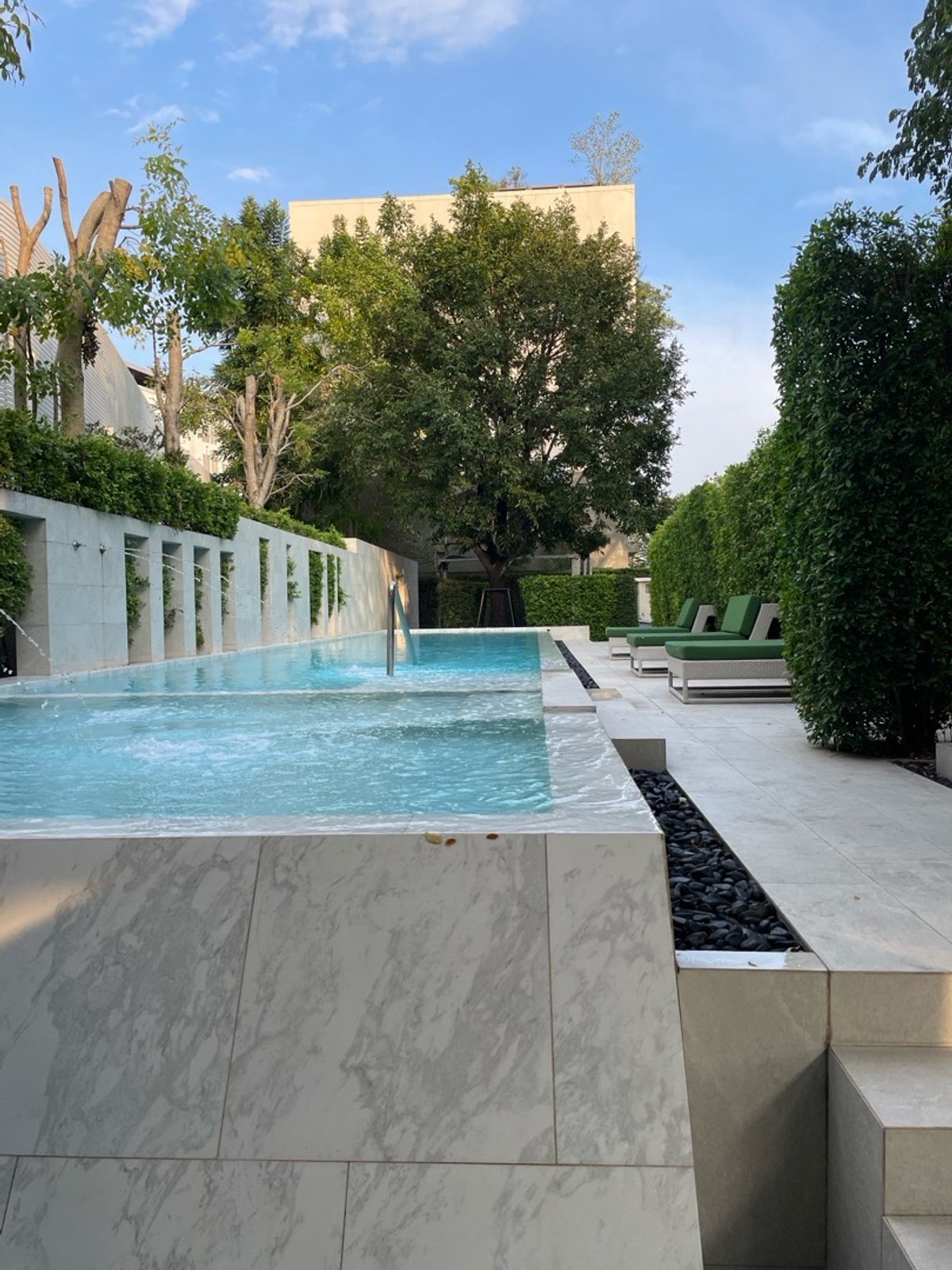 ให้เช่าทาวน์โฮมลาดพร้าว101 แฮปปี้แลนด์ : ให้เช่า – ทาวน์โฮมสุดหรู โครงการ THER LADPRAO 93 (เธอ ลาดพร้าว 93)  วิวสวน บรรยากาศร่มรื่น