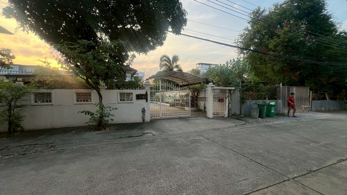 For SaleLandChokchai 4, Ladprao 71, Ladprao 48, : Land and house for sale Social housing 6, area 382 sq m, near Ekkamai-Ramindra Expressway, near Central EastVille, near CDC, near Crystal Park, near HomePro.