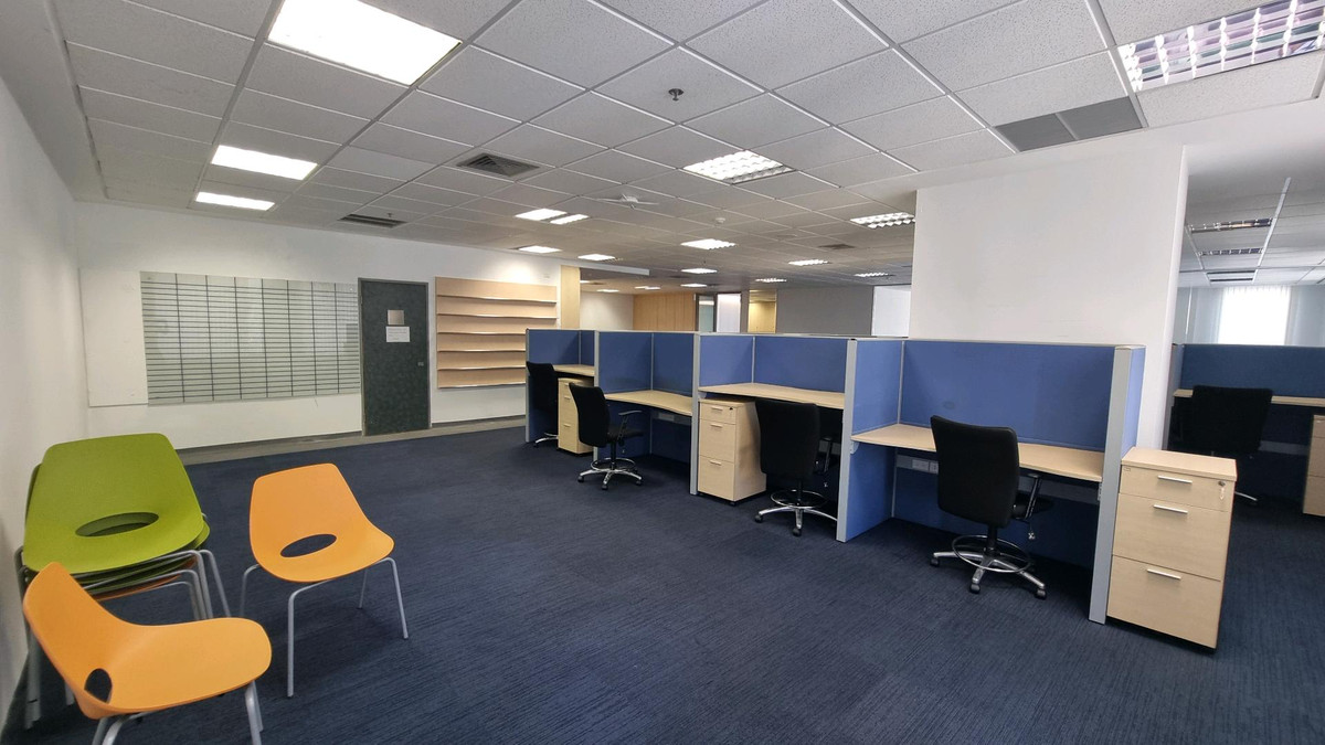 ให้เช่าสำนักงานสุขุมวิท อโศก ทองหล่อ : สำนักงานให้เช่า ทำเลอโศก ติด BTS / MRT 328.61 sqm ตกแต่งแล้ว