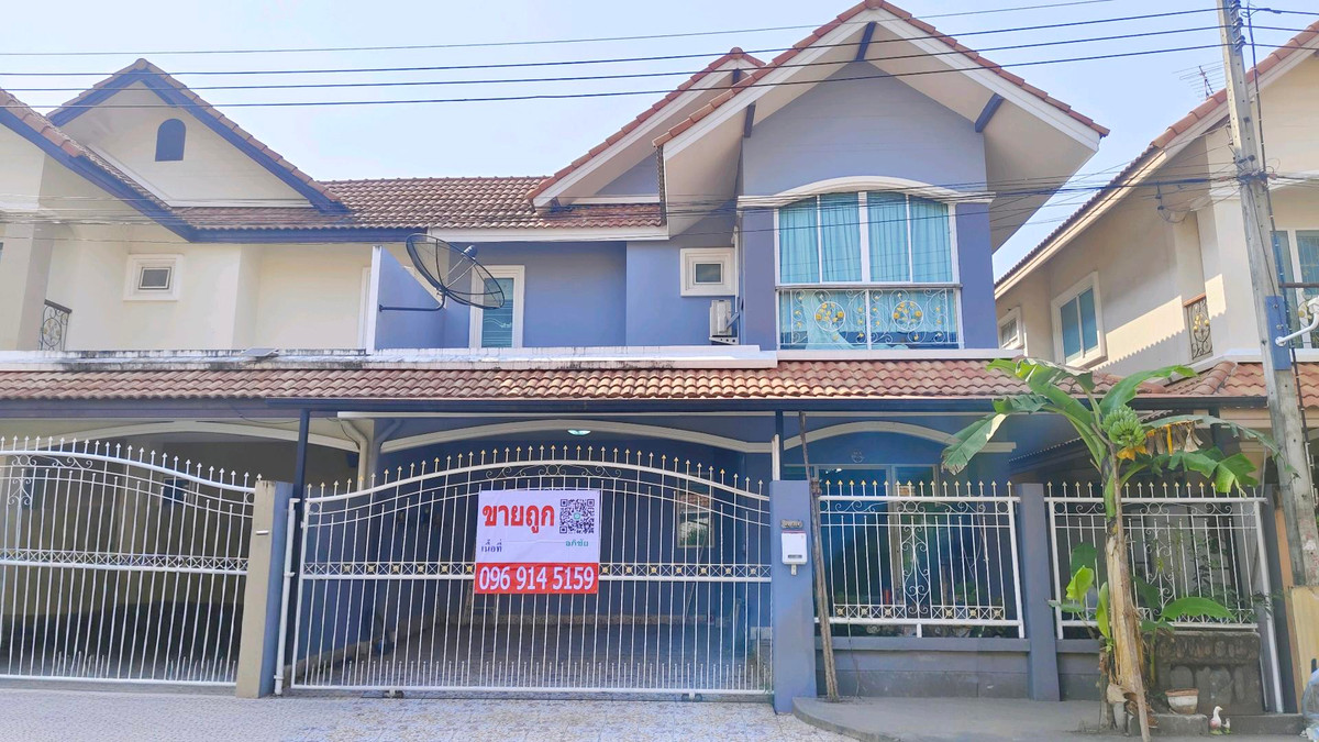 For SalePathum Thani,Rangsit, Thammasat : Semi-detached house for sale, detached house, AC4 House Village, price only 2.78 million baht.