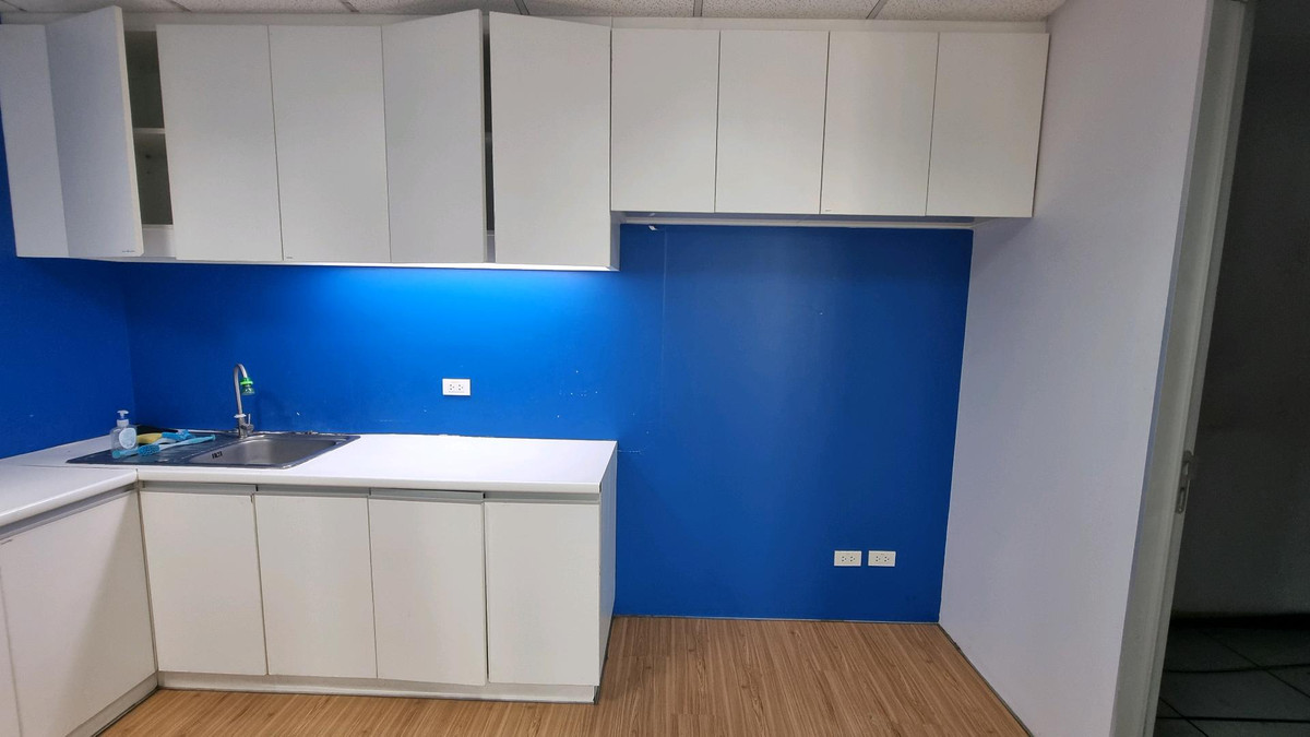 ให้เช่าสำนักงานสุขุมวิท อโศก ทองหล่อ : สำนักงานให้เช่า ทำเลอโศก ติด BTS / MRT 492.64 ตรม ตกแต่งแล้ว