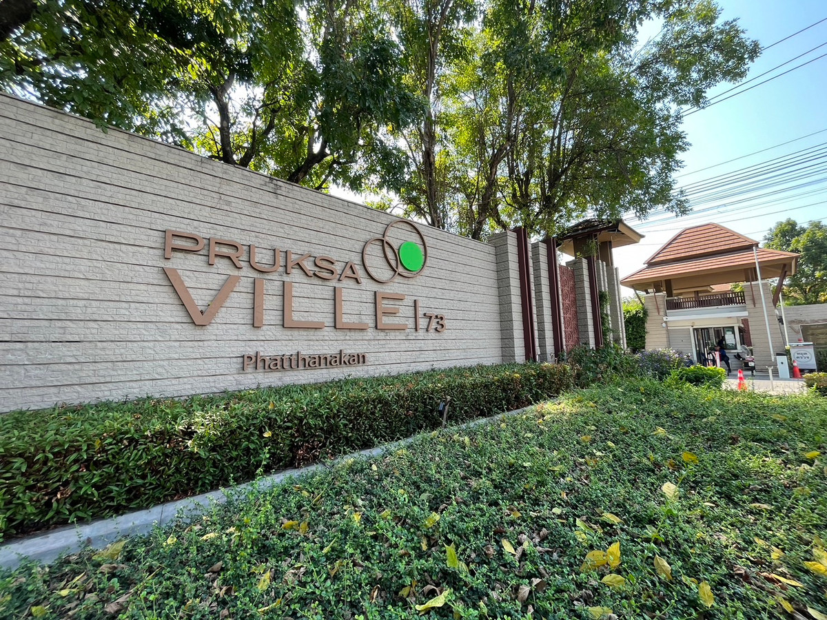 For SaleTownhomePattanakan, Srinakarin : 🏡 Pruksa Ville 73 Pattanakarn – Rare Corner Unit | Only 2 Special Plots in the Project 🍀 Townhouse with a single-house feel | Parking for up to 6 cars 💎