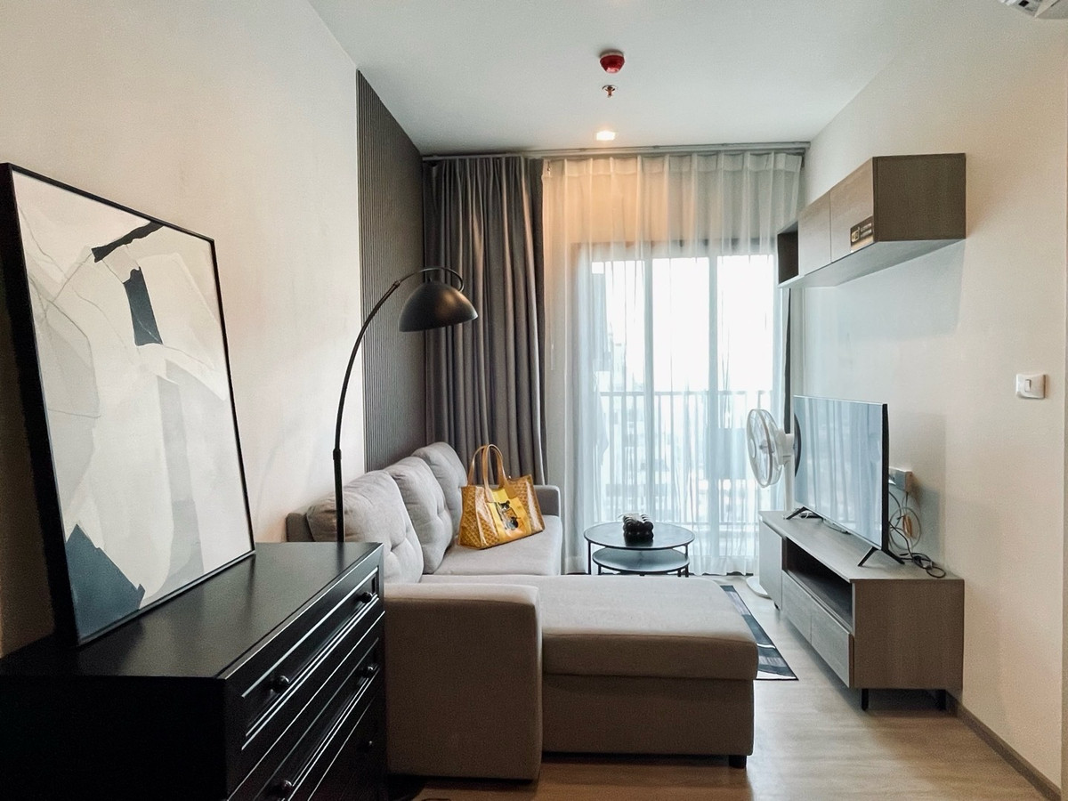 For RentCondoRama9, Petchburi, RCA : Brand-new corner unit — never rented before. Highly private, south-facing, with a beautiful view.
