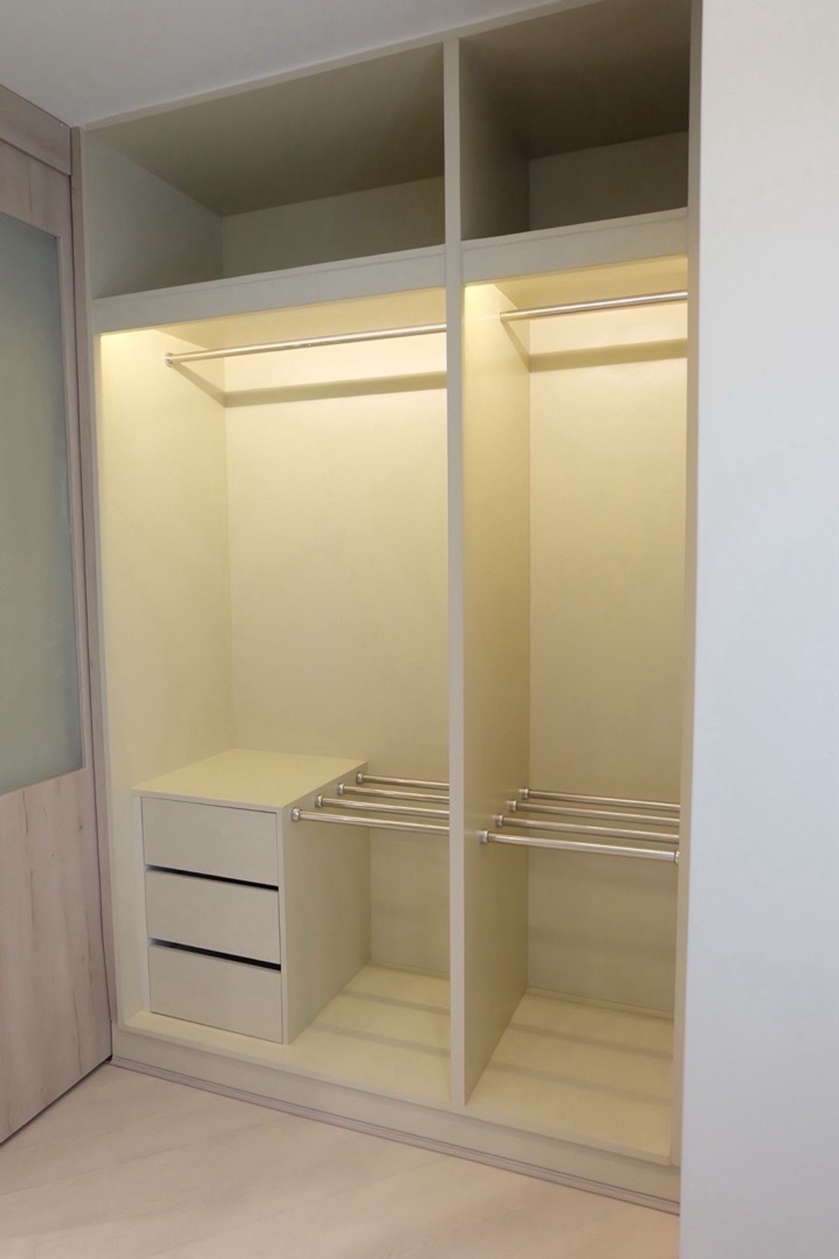 For RentTownhomeLadkrabang, Suwannaphum Airport : RH021826 Townhome for rent, 3 floors, 3 bedrooms, newly renovated at The Metro Rama 9 near ARL Hua Mak.