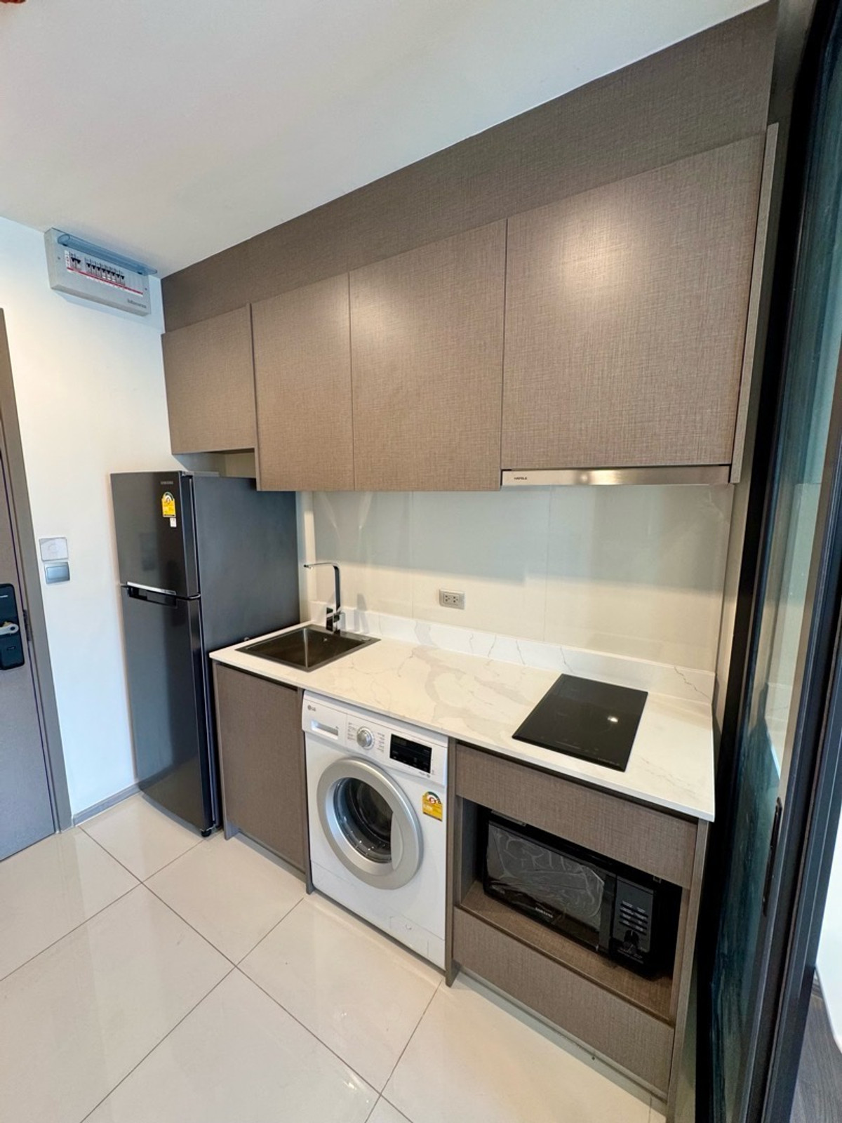 ให้เช่าคอนโดพระราม 9 เพชรบุรีตัดใหม่ RCA : 🔥ให้เช่าด่วน🔥ไลฟ์ อโศก ไฮป์ ห้องกว้าง วิวสวย เฟอร์นิเจอร์ครบพร้อมเข้าอยู่ ติดรถไฟฟ้า เดินทางสะดวก