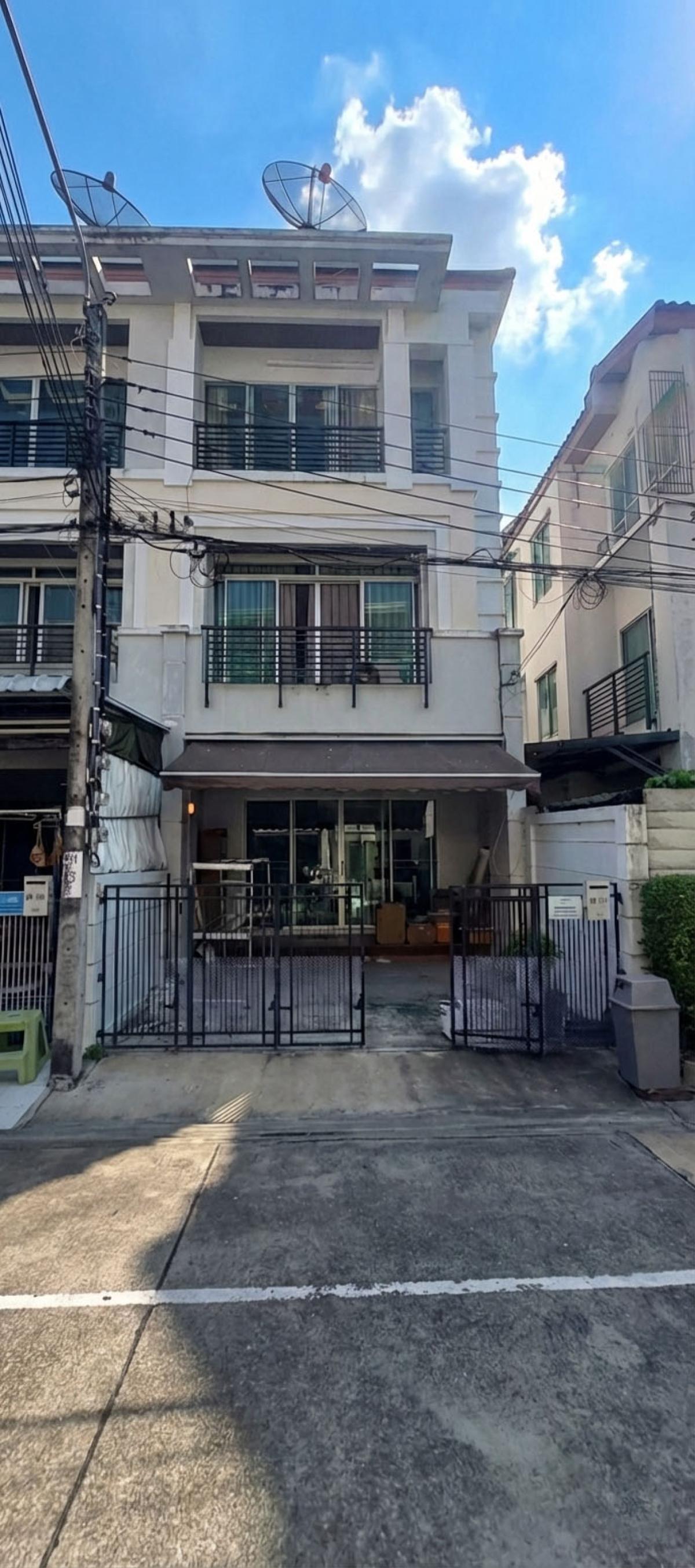 For SaleTownhomeThaphra, Talat Phlu, Wutthakat : For Sale Townhouse/Townhome  , Baan Klang Muang Sathorn - Taksin 1 , corner unit , BTS-Wutthakat , Bang Kho , Chom Thong , Bangkok , CX-145257