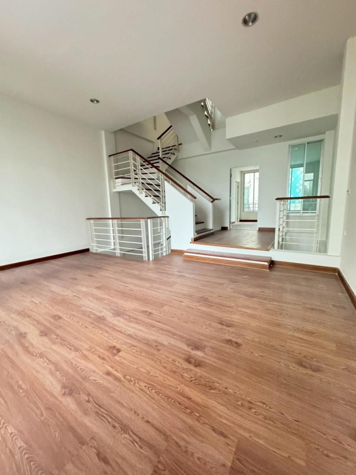 ขายทาวน์โฮมสมุทรปราการ สำโรง : ขายทาวน์เฮ้าส์/ทาวน์โฮม  บ้านกลางเมือง บริติช ทาวน์ ศรีนครินทร์ ห้องมุม MRT-ศรีลาซาล (สายสีเหลือง) บางพลี บางแก้ว สมุทรปราการ CX-144130