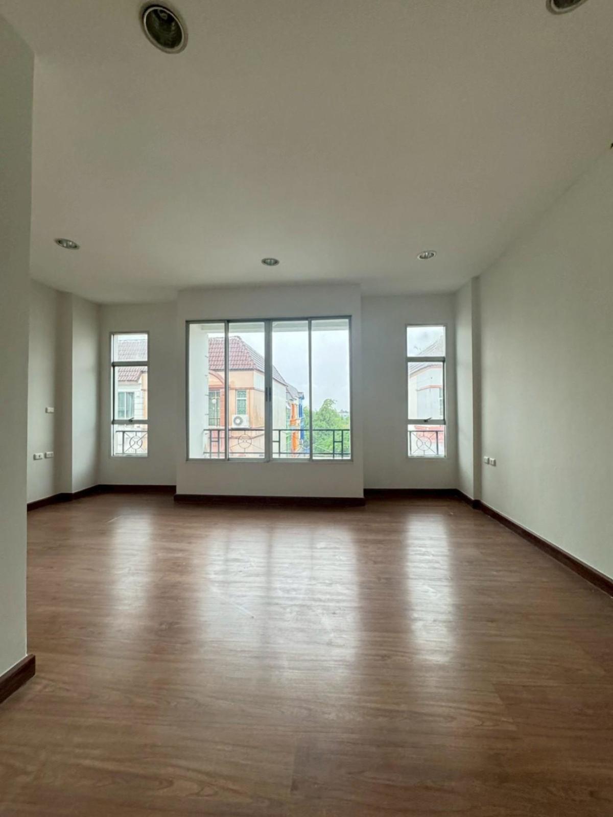 ขายทาวน์โฮมสมุทรปราการ สำโรง : ขายทาวน์เฮ้าส์/ทาวน์โฮม  บ้านกลางเมือง บริติช ทาวน์ ศรีนครินทร์ ห้องมุม MRT-ศรีลาซาล (สายสีเหลือง) บางพลี บางแก้ว สมุทรปราการ CX-144130