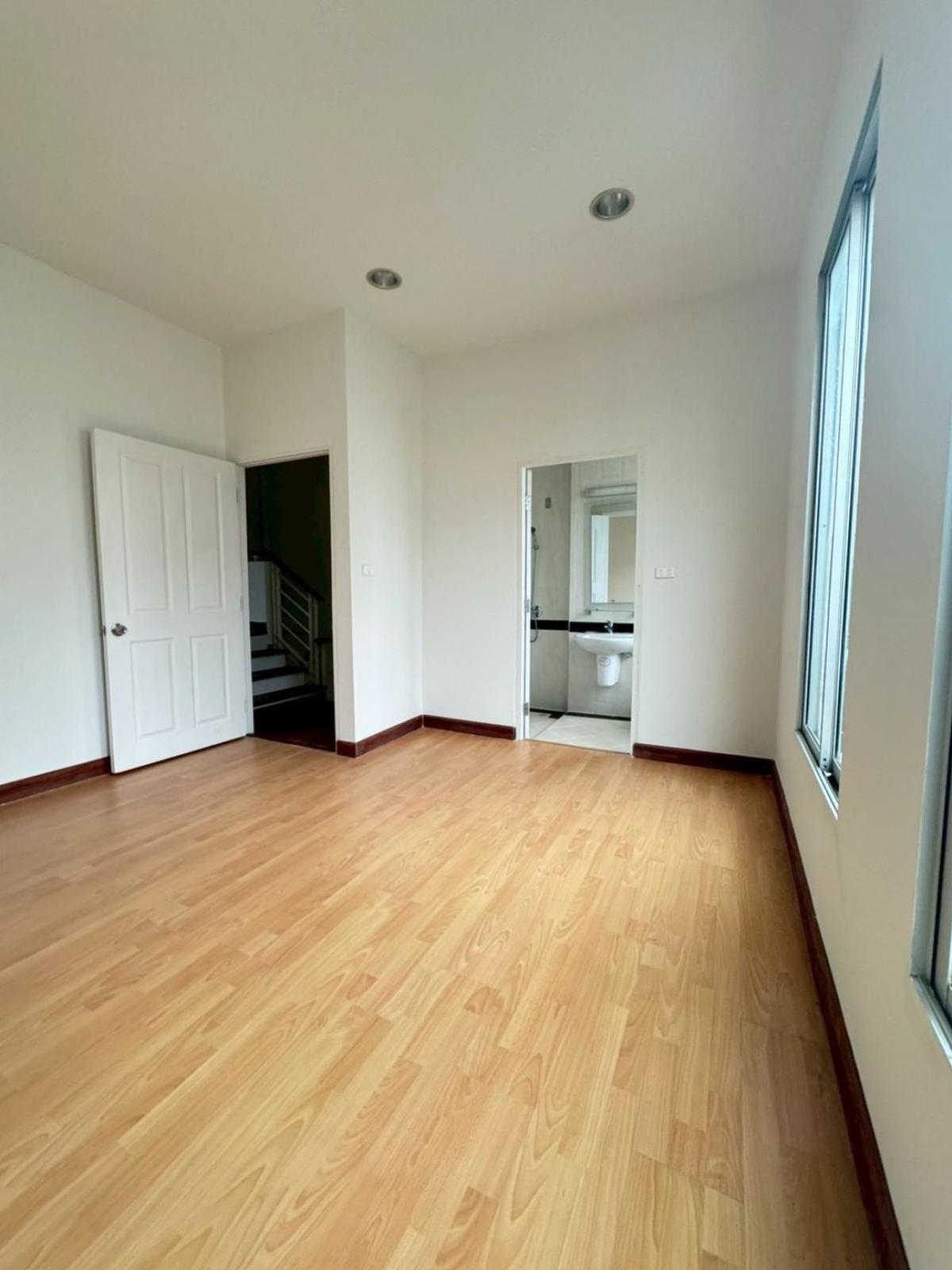 ขายทาวน์โฮมสมุทรปราการ สำโรง : ขายทาวน์เฮ้าส์/ทาวน์โฮม  บ้านกลางเมือง บริติช ทาวน์ ศรีนครินทร์ ห้องมุม MRT-ศรีลาซาล (สายสีเหลือง) บางพลี บางแก้ว สมุทรปราการ CX-144130