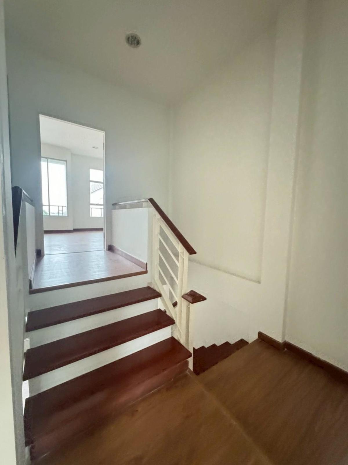 ขายทาวน์โฮมสมุทรปราการ สำโรง : ขายทาวน์เฮ้าส์/ทาวน์โฮม  บ้านกลางเมือง บริติช ทาวน์ ศรีนครินทร์ ห้องมุม MRT-ศรีลาซาล (สายสีเหลือง) บางพลี บางแก้ว สมุทรปราการ CX-144130