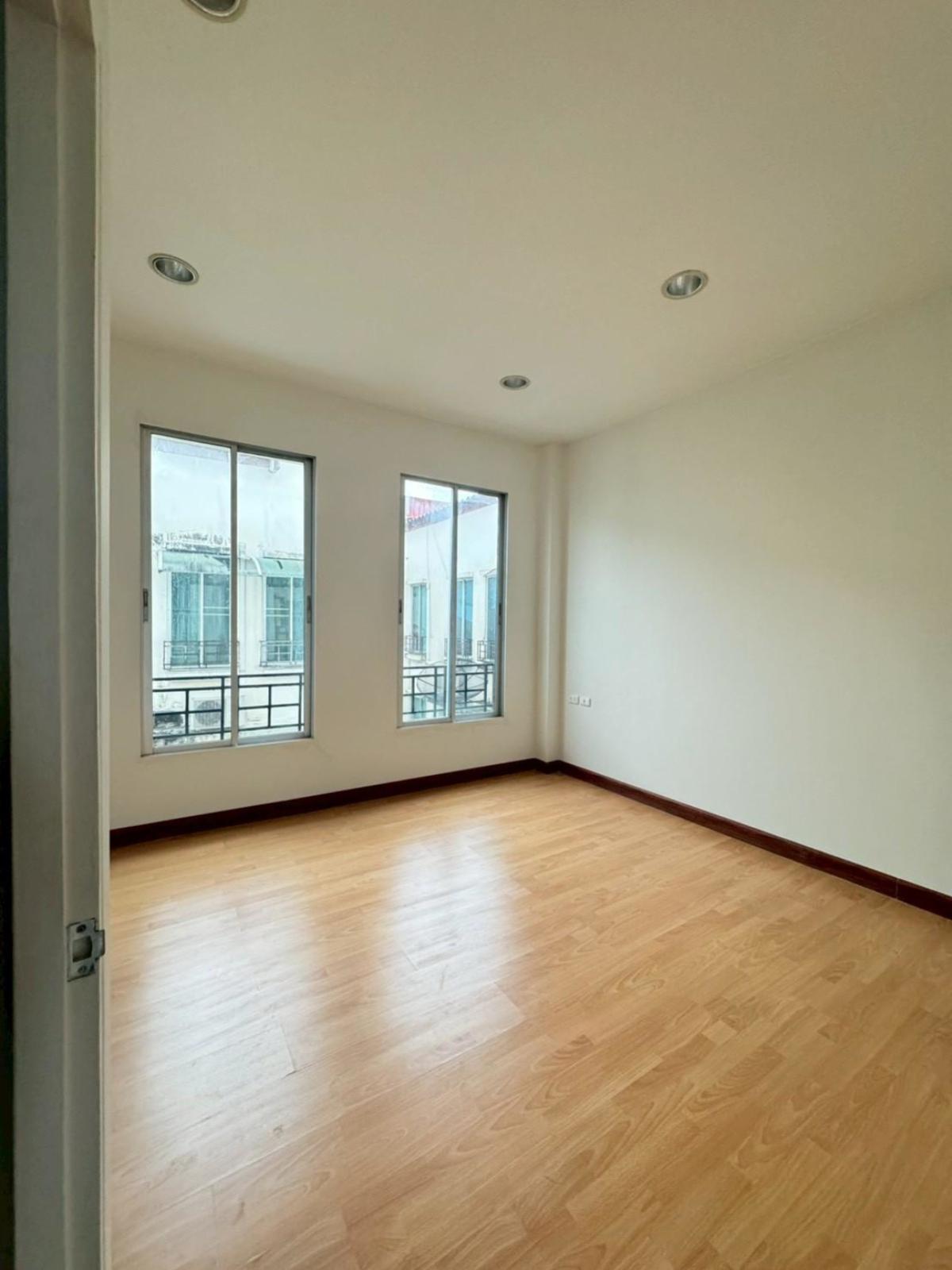 ขายทาวน์โฮมสมุทรปราการ สำโรง : ขายทาวน์เฮ้าส์/ทาวน์โฮม  บ้านกลางเมือง บริติช ทาวน์ ศรีนครินทร์ ห้องมุม MRT-ศรีลาซาล (สายสีเหลือง) บางพลี บางแก้ว สมุทรปราการ CX-144130