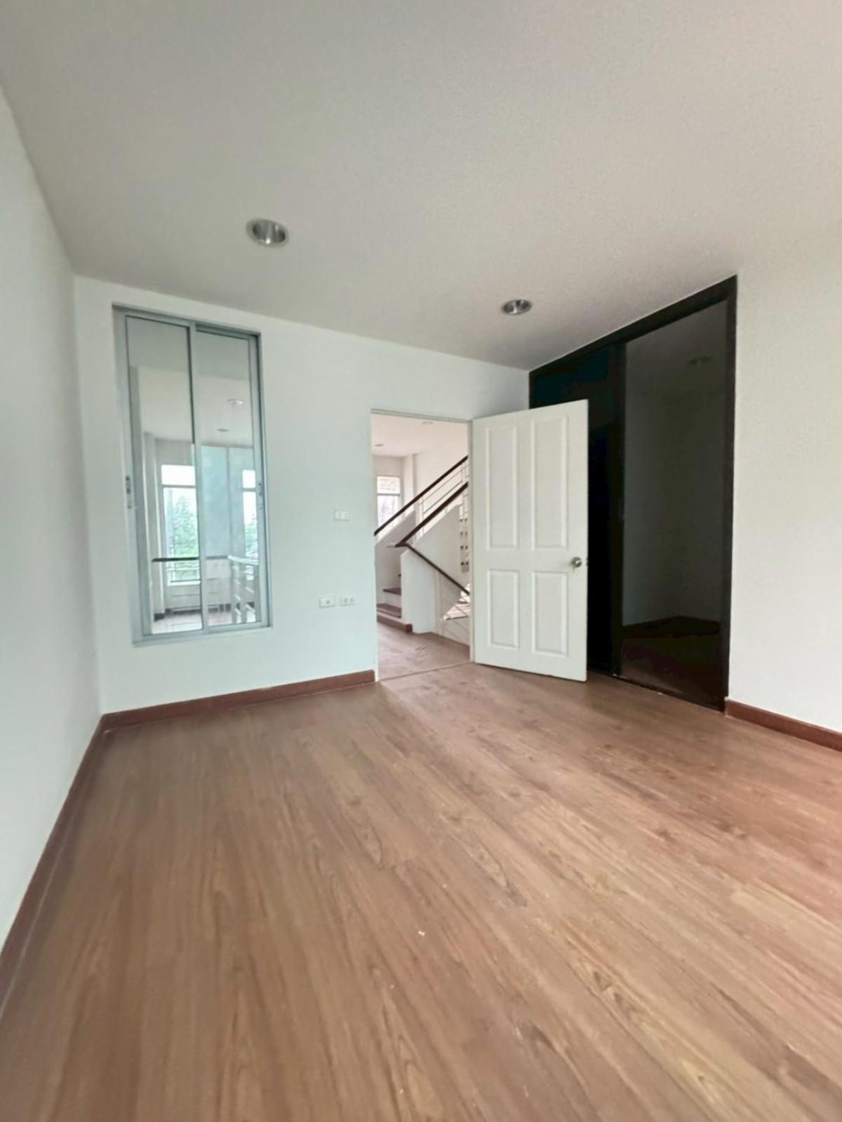 ขายทาวน์โฮมสมุทรปราการ สำโรง : ขายทาวน์เฮ้าส์/ทาวน์โฮม  บ้านกลางเมือง บริติช ทาวน์ ศรีนครินทร์ ห้องมุม MRT-ศรีลาซาล (สายสีเหลือง) บางพลี บางแก้ว สมุทรปราการ CX-144130