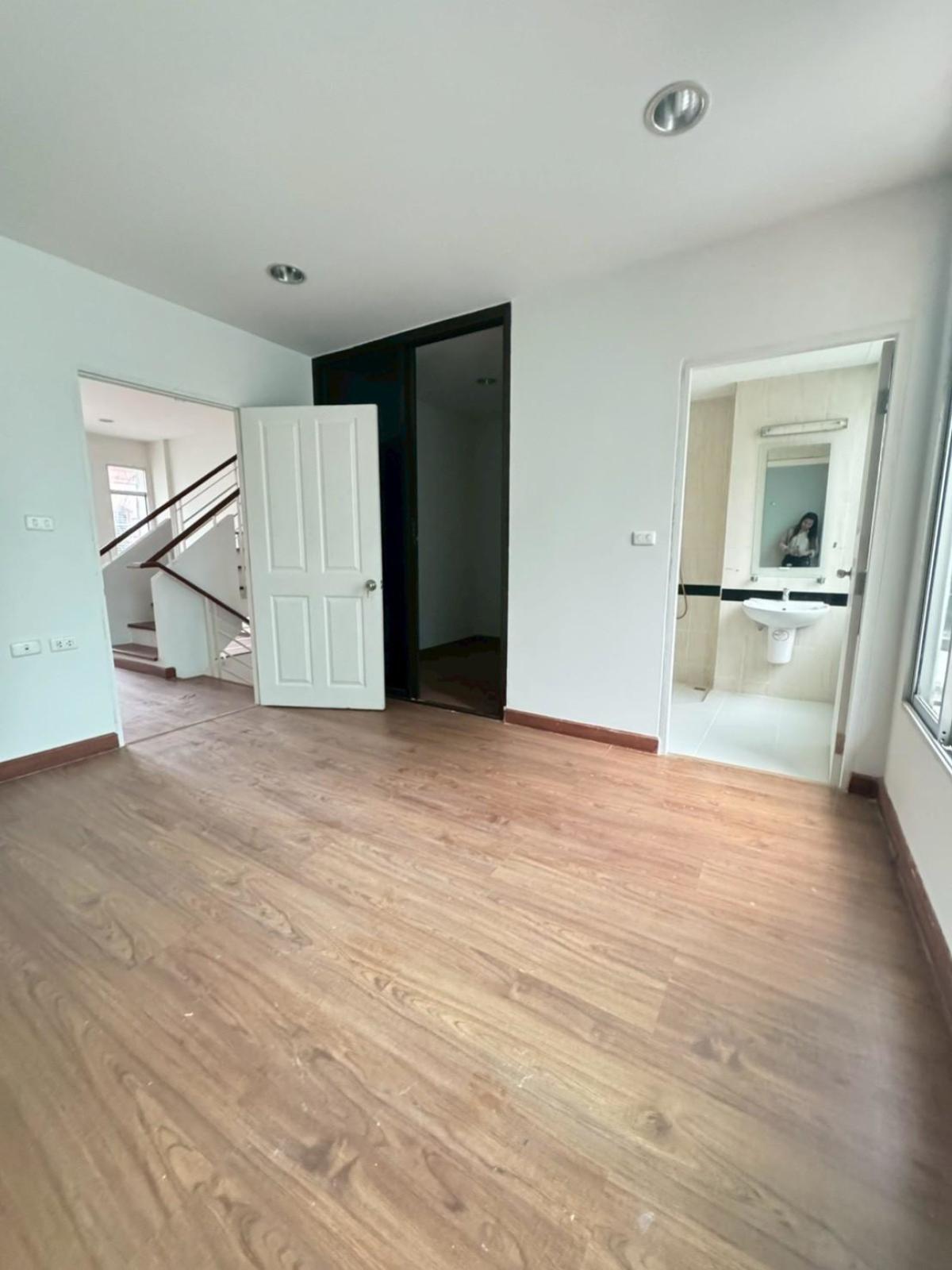 ขายทาวน์โฮมสมุทรปราการ สำโรง : ขายทาวน์เฮ้าส์/ทาวน์โฮม  บ้านกลางเมือง บริติช ทาวน์ ศรีนครินทร์ ห้องมุม MRT-ศรีลาซาล (สายสีเหลือง) บางพลี บางแก้ว สมุทรปราการ CX-144130