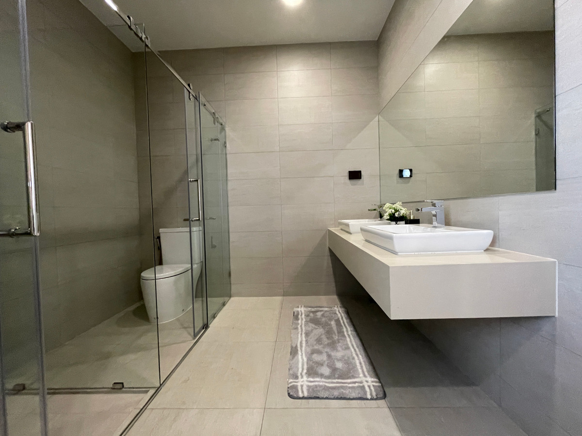 ขายทาวน์โฮมลาดพร้าว101 แฮปปี้แลนด์ : ขาย THER ลาดพร้าว 93 ทาวน์โฮม Luxury 3.5 ชั้น ใกล้รถไฟฟ้าเพียง 650 ม. โดดเด่น ฟังก์ชันครบ พร้อม Double Volume สูงโปร่ง และส่วนกลางระดับโรงแรม 5 ดาว