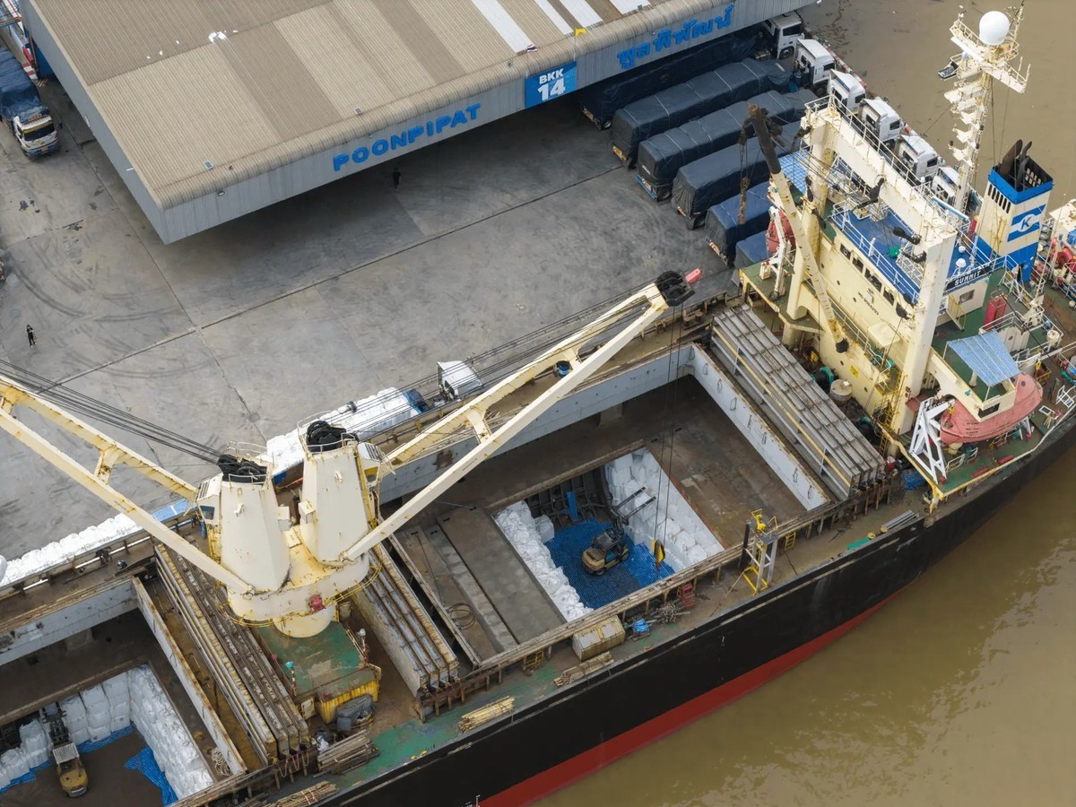 For RentWarehouseSamut Prakan,Samrong : For rent 🏗️🚢⚓️ Warehouse 3,600 sq m. and pier, Samrong, Pu Chao Saming Phrai Rd. (Next to the Chao Phraya River) Complete in one place 📦🇨🇳 Warehouse with port.