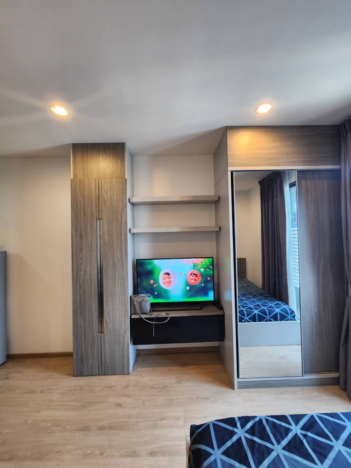 For RentCondoThaphra, Talat Phlu, Wutthakat : For rent Ideo Wutthakat (Ideo wutthakat), next to BTS Wutthakat, 110 meters, including furniture + 31 sq m., only 10,000 baht.